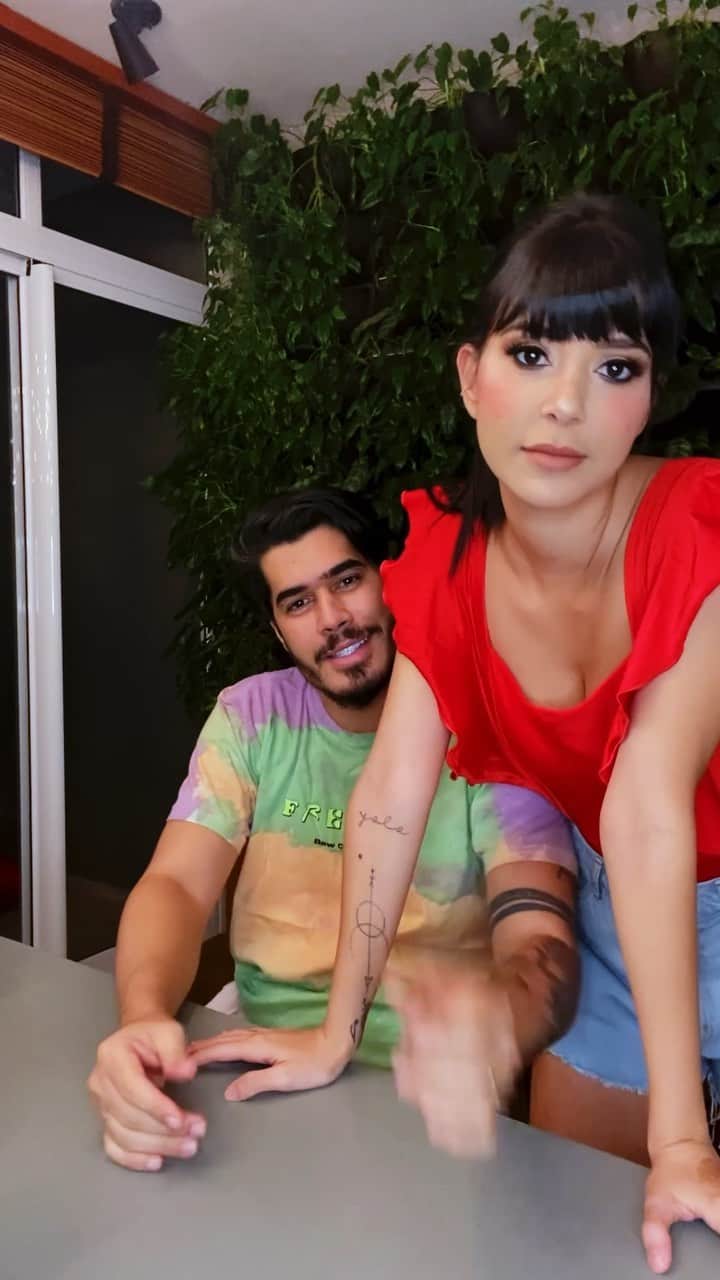Gabriela Salesのインスタグラム：「Hello lacrinhas e lacrinhos! Finalmente hahahah! Depois do corte de cabelo fenomenal, Uó gostou tanto que resolveu pedir pra eu pintar também!!! Assistam até o final e comentem qual a próxima cor que coloco no cabelo dele!!! Gostaram??? 😂❤️」