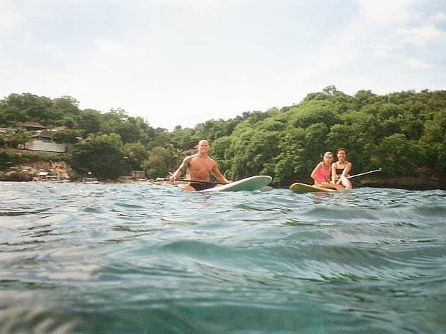 マイケル・クリムさんのインスタグラム写真 - (マイケル・クリムInstagram)「SDP... sit down paddle boarding😜! @michelleowen @klimbymichaelklim #holiday #nusalembongan #family 📸 @stellaklim #film」12月31日 9時18分 - michaelklim1