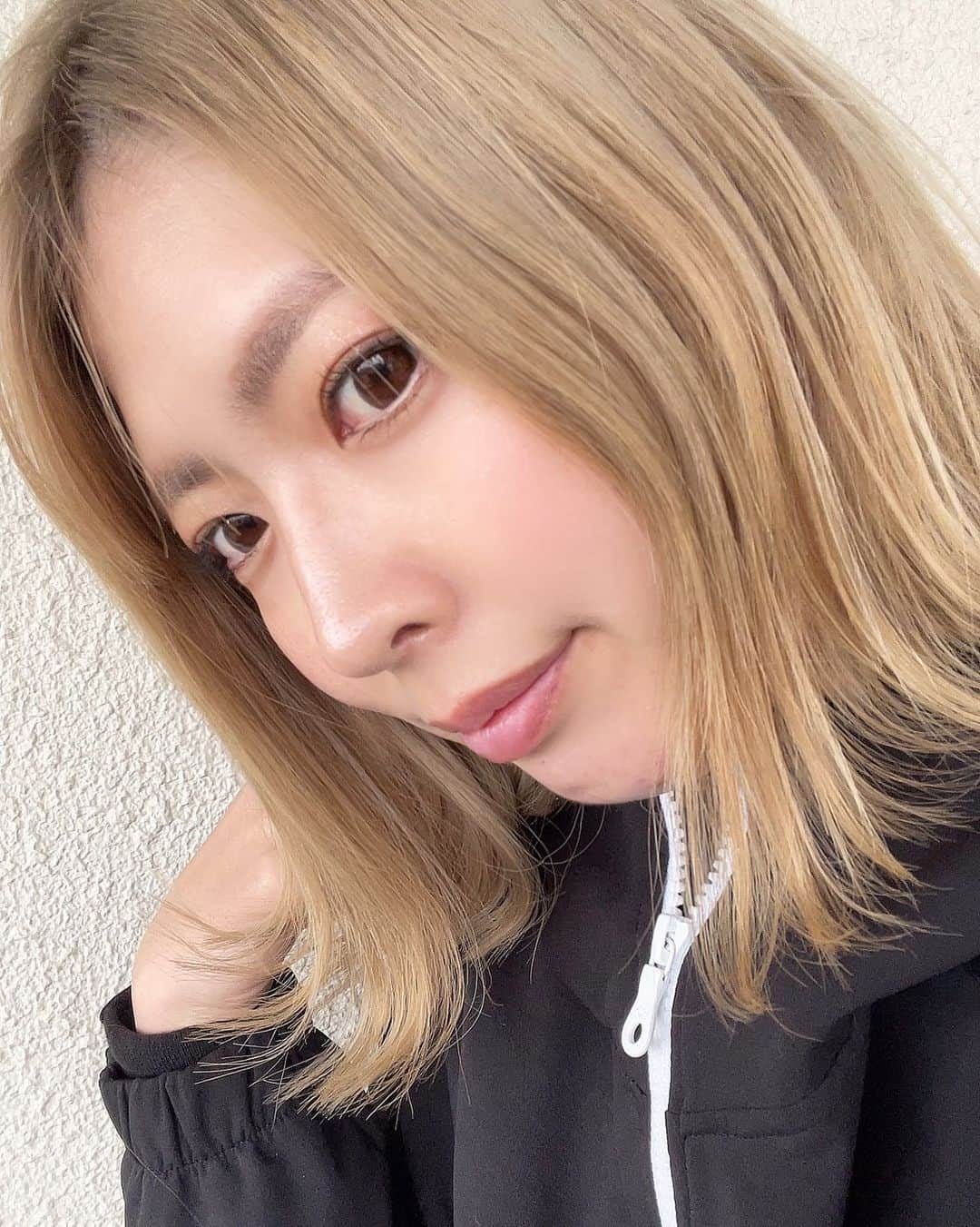 楠本彩乃 さんのインスタグラム写真 - (楠本彩乃 Instagram)「. 今年ラストカラーは念願のハイカラー👩‍🦳 @urararara17  にやって頂きました👏👏👏 気に入ってますっ💓💓💓 . #ハイカラー #ブリーチカラー」12月31日 9時21分 - ayagolf_14