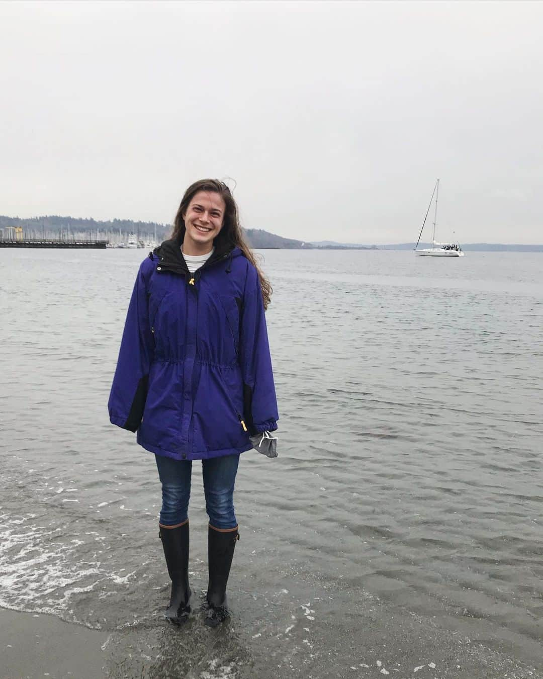 Laura Martyのインスタグラム：「Pro tip: if you want to test whether your rain boots work, a quick walk through the Pacific Ocean does the trick.」