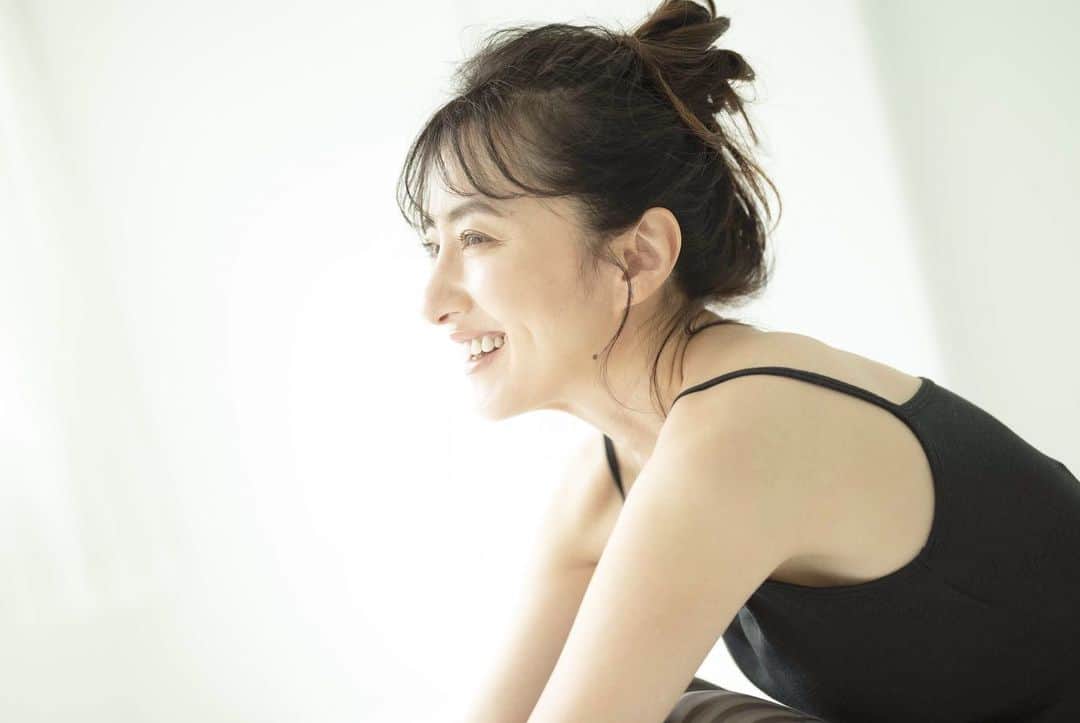 前田ゆかのインスタグラム：「今年もありがとうございました♪  2020 変わって行く世の中とどう向き合い何が大切かを考え、もともと持っているものに目を向け本当に必要かをふりかえる事が出来た年でした。  我慢もあったけど新しい生活スタイルを学んだ一年。早かったな…  激動の2020から2021の始まり✨  新しい時を迎える希望を胸に 来年もどうぞ宜しくお願い致します。  良い年末年始をお過ごし下さい♪  @mezabijo  めざまし美女図鑑 @yayamax88  @_wakanagoto   運動は未来の自分のために。  いろいろと、たくさん断捨離した年！ 購入する時にしっかり考え必要かどうか？見極める力が必要になってきました。 今までとは変わってきましたね、無駄を無くすためにも。」