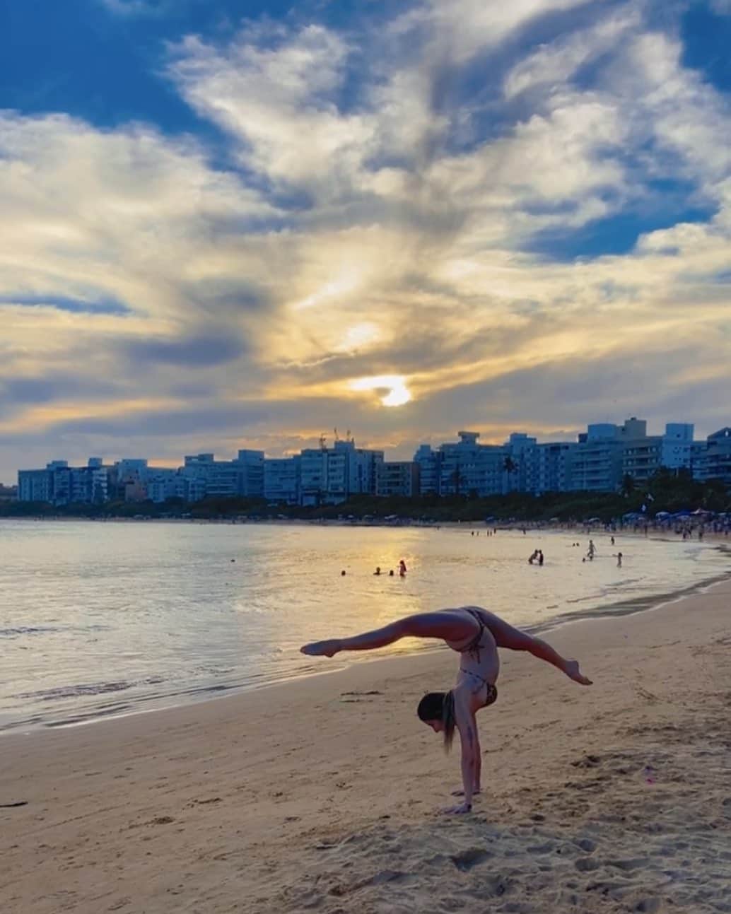 ナターリア・ガウジオのインスタグラム：「Nas férias também não pode faltar ginástica!! Hahahaha 😜🤸🏼‍♀️😍✨🌅🙏🏻🌊❤️ #sunset #inlove #gymnastics #flexibility #love #beach #vacations #happiness」