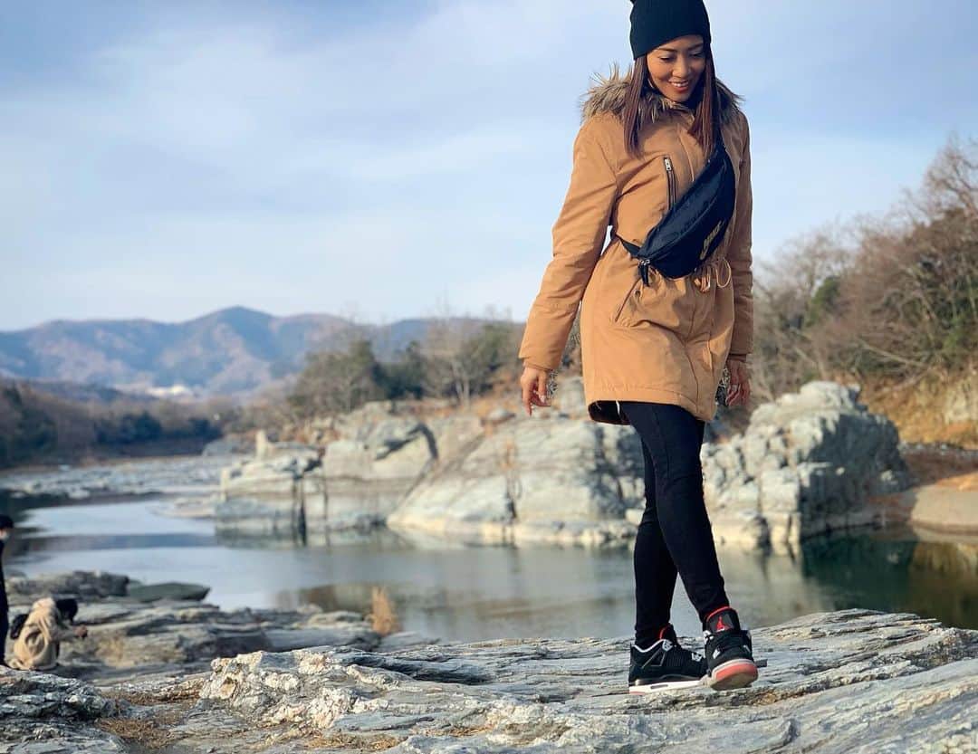 Meg（メグ）のインスタグラム：「2020年を振り返って💫 . 今年も皆様に大変お世話に なりました✨ . 2020年は世界中がコロナ禍で 困難になり、自粛でステイホーム という初めての経験がありました。 働き方も色々な変化もありました。 そして私自身パートナーと結婚と いう年でもありました💍 . . 「物事は常に変わる」という言葉 をいつも念頭においてるので、今 起きてる変化も結果的にこの先の プラスになる為と信じ感じられる 自分であり続けたい✨ . . また来年も宜しくお願い致します！ 皆様お体に気をつけて、良いお年を お迎えくださいね🎍🙋🏽‍♀️💕」