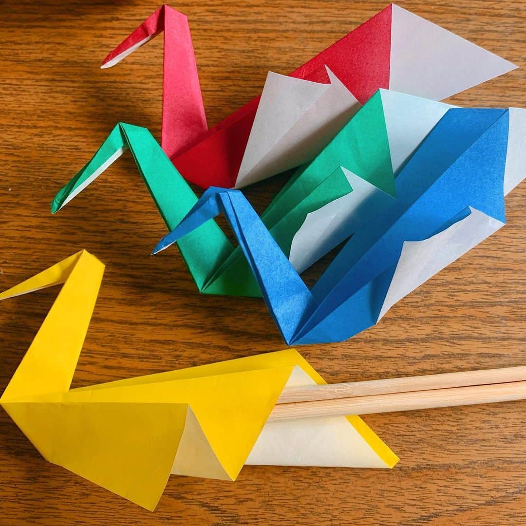 森崎友紀のインスタグラム：「#森崎友紀#料理#お正月の準備#鶴の箸置き#折り紙  やっとお正月の準備に取り掛かりました(^^) 子供達と鶴の箸置きを折りました。 可愛いです。 途中教えていたらハサミで折り紙を切り出して違う遊びになっていましたƪ(˘⌣˘)ʃ」