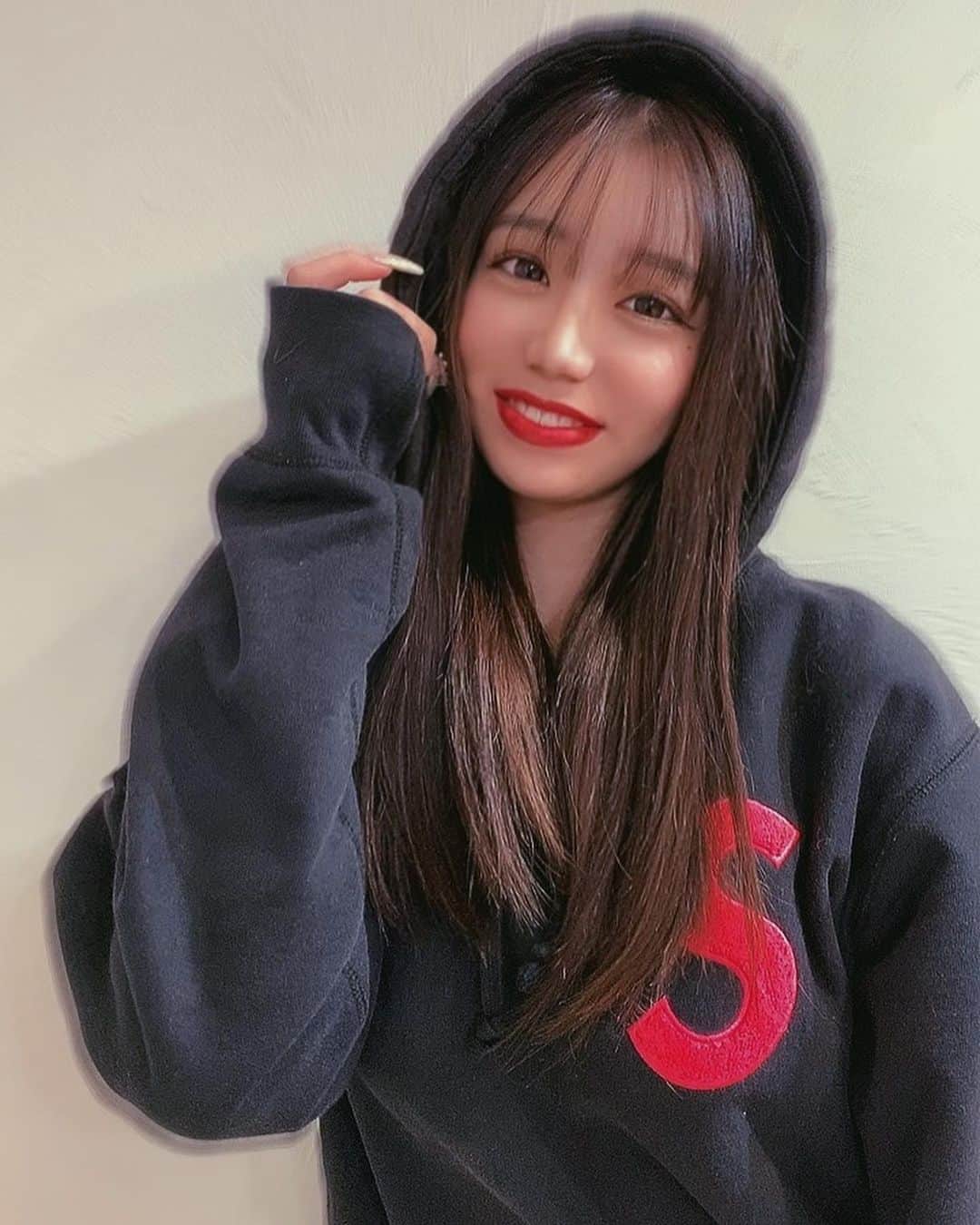 秋本鈴果のインスタグラム：「今年最後のメンテやっとこれた✌🏻❤︎ 来年もわがままな要望にお付き合いお願いします🙊笑 @_yosuke_o  . .  #me#my#selca#‪make#ootd#best#fashion#photo#supreme #follow#followme#instalike#instagood#美容#美容院#トリートメント#メンテナンス#サロン#カラコン#冬コーデ#冬メイク#いいね返し#ダイエット#くびれ作り #モデル#グラビア#ファッション#ライブ配信#pococha#パーカーコーデ」