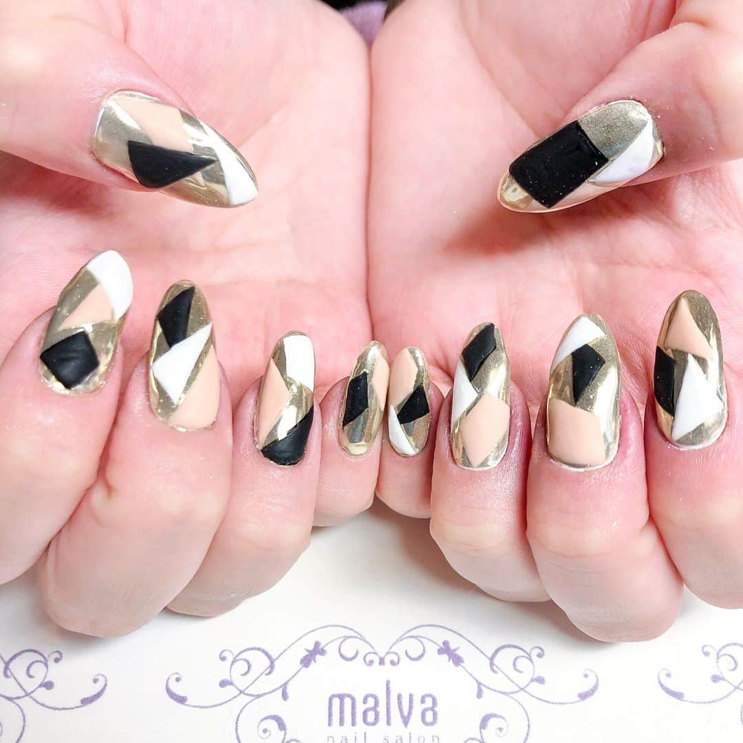 nailsalon malva（ネイルサロンマルヴァ）さんのインスタグラム写真 - (nailsalon malva（ネイルサロンマルヴァ）Instagram)「ミラーとマットネイルで フラットでもおしゃれなデザイン💅  こちらは 『おしゃれペイント186』で ご予約ください◎  ーーーーーーーーーーーー  ＼2020年もありがとうございました♡／  今年はコロナ禍の中の営業となりましたが、 少しでもお客様に安心と安全をお届けしたい一心で邁進して参りました。  ご不便をおかけする事もあったかと思いますが、 お客様のご理解とご協力のおかげで、 スタッフも、また他のお客様も安心して施術を受ける事ができました。 心から感謝申し上げます🙇‍♀️ 来年もどうぞよろしくお願い申し上げます。  ーーーーーーーーーーーー  12/30〜1/3 年末年始おやすみ  2021年　1/4からご予約可能です🌹  LINEは年中無休受付てます🙌  ーーーーーーーーーーーーーーーー  malvaはコロナ感染症対策サロンです◎  ※ご来店前に新型コロナ感染症接触アプリ“cocoa”をDL、5日以上稼働させていただき ご予約をお願いしております  ※来店規約と感染対策をHPに掲載 しておりますのでご確認お願いします🙇‍♀️⠀⠀⠀ ⠀⠀  ーーーーーーーーーーーーーーーー NEW 飲む＋蒸すよもぎハーブ蒸し🌿  温活習慣で健康＋美容に働きかけるスペシャルケア 継続してぜひ体感してください✨  ーーーーーーーーーーーーーーーー 初めてご利用のお客様へ  施術の際に使用する用具は感染症対策として 使い回しは一切しません🙅‍♀️  お手数ですが ネイル、まつげメニューで初めてご利用の際は サロンキット《お客様専用の施術キット》を ご購入いただいております💡  ご理解ご協力よろしくお願いします🙇‍♀️  ーーーーーーーーーーーーーーーー  原宿にあるサロンはこちら💁‍♀️ @malva_nail  malvaネイル学びたい方はこちら💁‍♀️ 自宅で学べるzoomオンラインアートセミナー💅 @embc_japan  ハンドケア用品・ネイルチップ・コロナ対策グッズ・化粧品・デコグッズも販売してます🌹 @shop_malva  ーーーーーーーーーーーーーーーー  ネイルキャンペーン一覧 @malva_nail プロフィールURLから  ◎ネイルは4週間の保証つき💅 割れやすい＆取れやすい方も安心✨  ♥ ♥ ♥ ♥ ♥ ♥ ♥ ♥ ♥ ♥ ♥ ♥ ♥⠀  𝐧𝐚𝐢𝐥𝐬𝐚𝐥𝐨𝐧 𝐦𝐚𝐥𝐯𝐚⠀ 明治神宮前駅/原宿駅　徒歩3分 ⠀ ご予約・お問い合わせ⠀ LINE《@malvaで検索🔍》   #malva #nailsalonmalva #ネイル #nails  #naildesign #nailstagram #beautysalonmalva #gel #ジェルネイル #お洒落ネイル #原宿ネイルサロン #表参道ネイルサロン #ミラーネイル #マットネイル #美甲  #네일#젤네일#甲油#指甲 #2020年ありがとうございました #ハンドネイル #ロングネイル #丑年 #シルバーネイル　#コロナ対策ネイルサロン #冬ネイル2020 #冬ネイル #ネイルデザイン#ネイル #beauty」12月31日 9時41分 - malva_nail