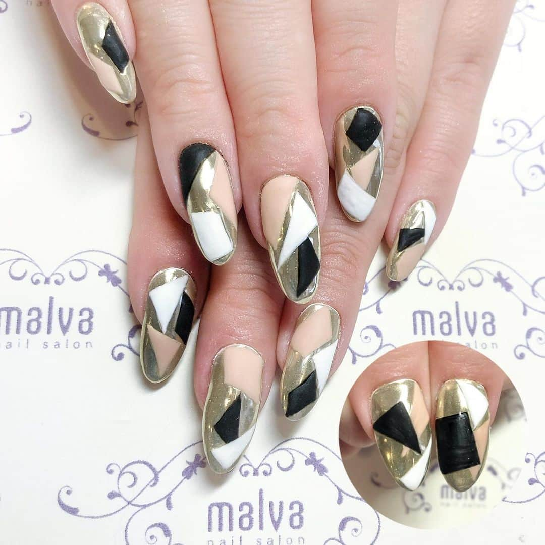 nailsalon malva（ネイルサロンマルヴァ）さんのインスタグラム写真 - (nailsalon malva（ネイルサロンマルヴァ）Instagram)「ミラーとマットネイルで フラットでもおしゃれなデザイン💅  こちらは 『おしゃれペイント186』で ご予約ください◎  ーーーーーーーーーーーー  ＼2020年もありがとうございました♡／  今年はコロナ禍の中の営業となりましたが、 少しでもお客様に安心と安全をお届けしたい一心で邁進して参りました。  ご不便をおかけする事もあったかと思いますが、 お客様のご理解とご協力のおかげで、 スタッフも、また他のお客様も安心して施術を受ける事ができました。 心から感謝申し上げます🙇‍♀️ 来年もどうぞよろしくお願い申し上げます。  ーーーーーーーーーーーー  12/30〜1/3 年末年始おやすみ  2021年　1/4からご予約可能です🌹  LINEは年中無休受付てます🙌  ーーーーーーーーーーーーーーーー  malvaはコロナ感染症対策サロンです◎  ※ご来店前に新型コロナ感染症接触アプリ“cocoa”をDL、5日以上稼働させていただき ご予約をお願いしております  ※来店規約と感染対策をHPに掲載 しておりますのでご確認お願いします🙇‍♀️⠀⠀⠀ ⠀⠀  ーーーーーーーーーーーーーーーー NEW 飲む＋蒸すよもぎハーブ蒸し🌿  温活習慣で健康＋美容に働きかけるスペシャルケア 継続してぜひ体感してください✨  ーーーーーーーーーーーーーーーー 初めてご利用のお客様へ  施術の際に使用する用具は感染症対策として 使い回しは一切しません🙅‍♀️  お手数ですが ネイル、まつげメニューで初めてご利用の際は サロンキット《お客様専用の施術キット》を ご購入いただいております💡  ご理解ご協力よろしくお願いします🙇‍♀️  ーーーーーーーーーーーーーーーー  原宿にあるサロンはこちら💁‍♀️ @malva_nail  malvaネイル学びたい方はこちら💁‍♀️ 自宅で学べるzoomオンラインアートセミナー💅 @embc_japan  ハンドケア用品・ネイルチップ・コロナ対策グッズ・化粧品・デコグッズも販売してます🌹 @shop_malva  ーーーーーーーーーーーーーーーー  ネイルキャンペーン一覧 @malva_nail プロフィールURLから  ◎ネイルは4週間の保証つき💅 割れやすい＆取れやすい方も安心✨  ♥ ♥ ♥ ♥ ♥ ♥ ♥ ♥ ♥ ♥ ♥ ♥ ♥⠀  𝐧𝐚𝐢𝐥𝐬𝐚𝐥𝐨𝐧 𝐦𝐚𝐥𝐯𝐚⠀ 明治神宮前駅/原宿駅　徒歩3分 ⠀ ご予約・お問い合わせ⠀ LINE《@malvaで検索🔍》   #malva #nailsalonmalva #ネイル #nails  #naildesign #nailstagram #beautysalonmalva #gel #ジェルネイル #お洒落ネイル #原宿ネイルサロン #表参道ネイルサロン #ミラーネイル #マットネイル #美甲  #네일#젤네일#甲油#指甲 #2020年ありがとうございました #ハンドネイル #ロングネイル #丑年 #シルバーネイル　#コロナ対策ネイルサロン #冬ネイル2020 #冬ネイル #ネイルデザイン#ネイル #beauty」12月31日 9時41分 - malva_nail