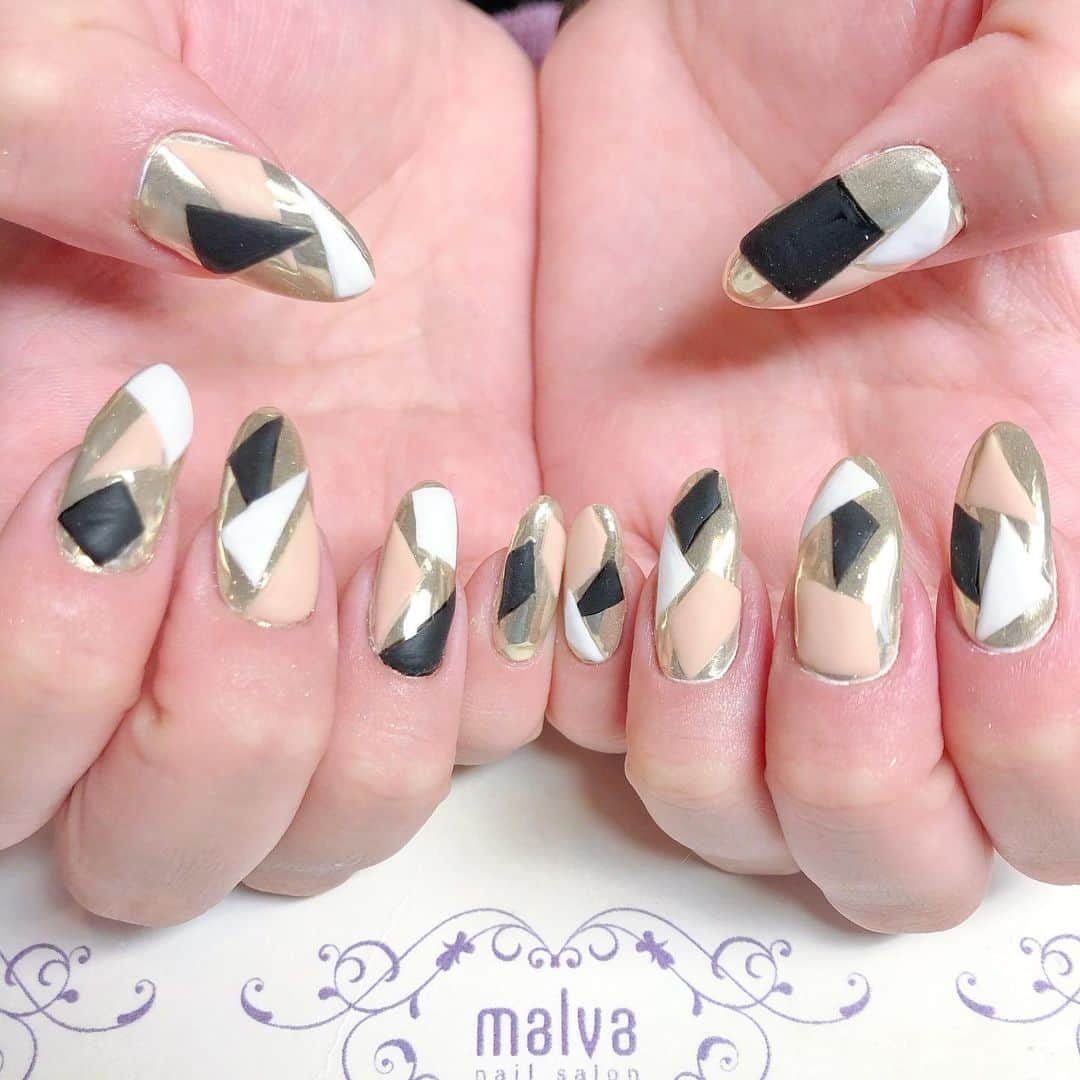 nailsalon malva（ネイルサロンマルヴァ）さんのインスタグラム写真 - (nailsalon malva（ネイルサロンマルヴァ）Instagram)「ミラーとマットネイルで フラットでもおしゃれなデザイン💅  こちらは 『おしゃれペイント186』で ご予約ください◎  ーーーーーーーーーーーー  ＼2020年もありがとうございました♡／  今年はコロナ禍の中の営業となりましたが、 少しでもお客様に安心と安全をお届けしたい一心で邁進して参りました。  ご不便をおかけする事もあったかと思いますが、 お客様のご理解とご協力のおかげで、 スタッフも、また他のお客様も安心して施術を受ける事ができました。 心から感謝申し上げます🙇‍♀️ 来年もどうぞよろしくお願い申し上げます。  ーーーーーーーーーーーー  12/30〜1/3 年末年始おやすみ  2021年　1/4からご予約可能です🌹  LINEは年中無休受付てます🙌  ーーーーーーーーーーーーーーーー  malvaはコロナ感染症対策サロンです◎  ※ご来店前に新型コロナ感染症接触アプリ“cocoa”をDL、5日以上稼働させていただき ご予約をお願いしております  ※来店規約と感染対策をHPに掲載 しておりますのでご確認お願いします🙇‍♀️⠀⠀⠀ ⠀⠀  ーーーーーーーーーーーーーーーー NEW 飲む＋蒸すよもぎハーブ蒸し🌿  温活習慣で健康＋美容に働きかけるスペシャルケア 継続してぜひ体感してください✨  ーーーーーーーーーーーーーーーー 初めてご利用のお客様へ  施術の際に使用する用具は感染症対策として 使い回しは一切しません🙅‍♀️  お手数ですが ネイル、まつげメニューで初めてご利用の際は サロンキット《お客様専用の施術キット》を ご購入いただいております💡  ご理解ご協力よろしくお願いします🙇‍♀️  ーーーーーーーーーーーーーーーー  原宿にあるサロンはこちら💁‍♀️ @malva_nail  malvaネイル学びたい方はこちら💁‍♀️ 自宅で学べるzoomオンラインアートセミナー💅 @embc_japan  ハンドケア用品・ネイルチップ・コロナ対策グッズ・化粧品・デコグッズも販売してます🌹 @shop_malva  ーーーーーーーーーーーーーーーー  ネイルキャンペーン一覧 @malva_nail プロフィールURLから  ◎ネイルは4週間の保証つき💅 割れやすい＆取れやすい方も安心✨  ♥ ♥ ♥ ♥ ♥ ♥ ♥ ♥ ♥ ♥ ♥ ♥ ♥⠀  𝐧𝐚𝐢𝐥𝐬𝐚𝐥𝐨𝐧 𝐦𝐚𝐥𝐯𝐚⠀ 明治神宮前駅/原宿駅　徒歩3分 ⠀ ご予約・お問い合わせ⠀ LINE《@malvaで検索🔍》   #malva #nailsalonmalva #ネイル #nails  #naildesign #nailstagram #beautysalonmalva #gel #ジェルネイル #お洒落ネイル #原宿ネイルサロン #表参道ネイルサロン #ミラーネイル #マットネイル #美甲  #네일#젤네일#甲油#指甲 #2020年ありがとうございました #ハンドネイル #ロングネイル #丑年 #シルバーネイル　#コロナ対策ネイルサロン #冬ネイル2020 #冬ネイル #ネイルデザイン#ネイル #beauty」12月31日 9時41分 - malva_nail