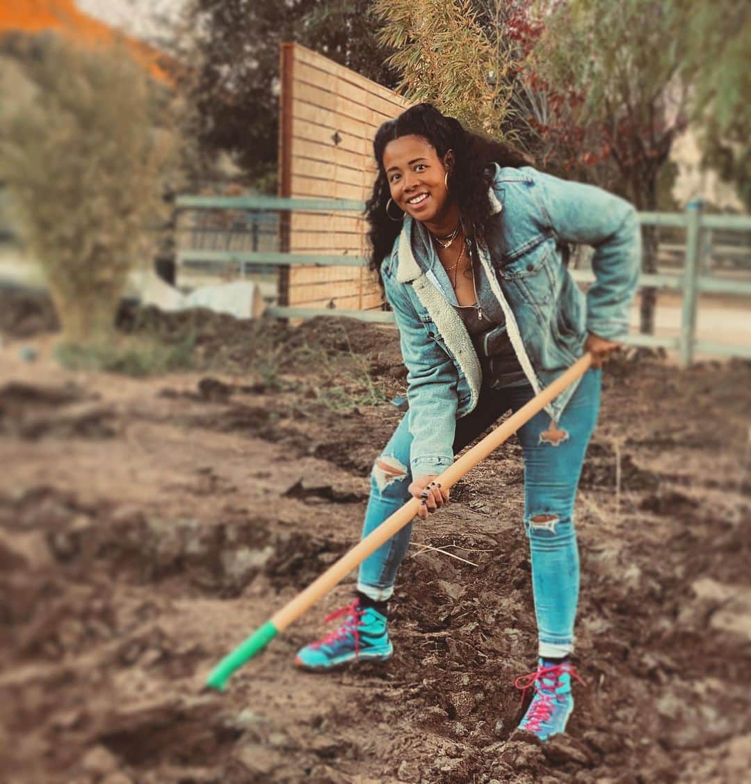 ケリスのインスタグラム：「Workin' gal! Next project- 🦆pond #farmraised」
