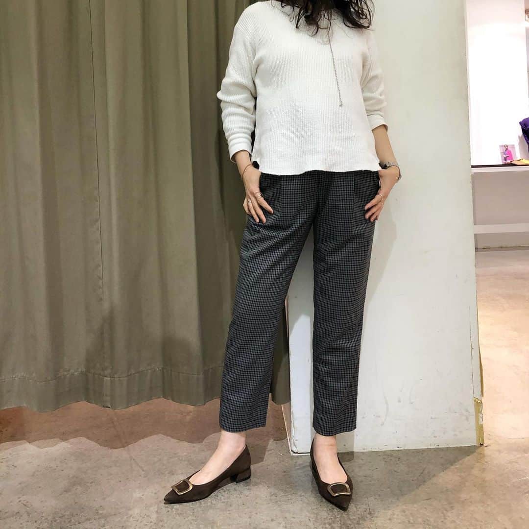 GATHER yamatoのインスタグラム：「新年は 新しいお洋服で。 きちんとした ウールチェックのパンツ。 60%オフで後ろゴム！ この動きやすさ、使いやすさを是非。 お仕事始め用にもいいかもね！  #atsurotayama  10560円【taxin】  #大人がかっこよく映える服  #アラフォーコーデ #アラフィーコーデ #仕事始め #チェックパンツ」