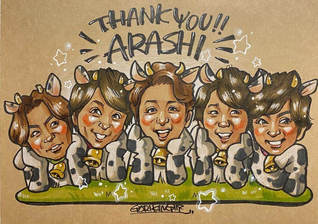 似顔絵★𝗚𝗢𝗥𝗜𝗞𝗜𝗡𝗚のインスタグラム：「. . . 今年最後の似顔絵かな😚⭐️✨ 続く牛さんシリーズ🐄❤️  今年最後はこちらの5人に決まりですね👍⭐️✨ . . #gorikingの茶色い紙シリーズ   #arashi  #嵐 #大野智  #松本潤 #櫻井翔 #二宮和也  #相葉雅紀  . . . @arashi_5_official   ❌❌現在は、予約受付終了してます❌❌ 。 . . .  2020年度ご予約のお客✨ 現在145番までの方へ案内中です🌟✨💕 DMの確認いただきgmailへ返信宜しくお願い致します🙇‍♀️🌟✨✨ . . . .  次回の予約応募は、2020年のご予約分を書き終える予定の 来年春から夏頃の、、、予定です。 ※あくまでも予定なので前後します🙇‍♀️ . . . .  オーダー再開の際には 人数制限あるため必ず予約ができるわけではございません。 そのことも踏まえた上で 次回ご検討いただけると嬉しいです(^^) . . また、結婚式の使用を考えてくださる方も多いです✨  前々からお伝えしていますが、 基本的に予約順に対応しているため、 近々の納期を希望される方は、 対応できないこともあるので、 あらかじめご了承ください💦 . . . . . ※今回予約が取れた方へ※ . .  写真がまだ用意できてない、入金が遅れそうなど、状況により、順番が前後することもございます‼️ あらかじめご了承ください。 。 . . . また、芸能人、キャラクターのオーダー、パロディ風オーダーはお断りしています。  芸能人については、ご本人様に直接プレゼントなどはOKです。 . . . . . . 💰料金表は過去投稿記事みてね❤💰 . . . . . ➡️ハッシュタグ⇨ goriking117料金表2019⬅️ . . ✨✨✨✨✨✨✨✨✨✨✨✨✨✨✨✨ @by.goriking のアカウントでは、 過去書かせて頂いたお客様方からの、 似顔絵のその後のお写真をいただき、 投稿しております^ - ^❤️❤️ 玄関に飾ってある似顔絵、 渡した瞬間のお写真、 ご本人とのお写真などなど💕 いろんな場面でのお写真お待ちしております^ - ^✨⭐️ . . . .  #似顔絵#pencildrawing#drawing#pencil#illust#painting#art#artwork#絵描きさんと繋がりたい#似顔絵師#gorikingの似顔絵屋さん#笑顔#ありがとう#丑年#아라시#嵐イラスト#comicart#anime#animeart#comicartist#animejapan#초상화」