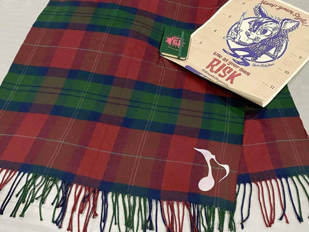 喜国雅彦＆国樹由香さんのインスタグラム写真 - (喜国雅彦＆国樹由香Instagram)「先日、ヒゴ・ヴィシャスさんのお店RISKでお買い物。大きなストール、ずっと欲しかったのです。  購入以来ヘビロテ中。オマケにカレンダーと手帳までいただきました。Happy♪（由）  #shopping #stole #scarf #diary #calendar #shimokitazawa #tokyo #japan  #下北沢 #risk #カシミヤタッチ #ストールマフラー #肌ざわり最高」12月31日 9時58分 - kunikikuni
