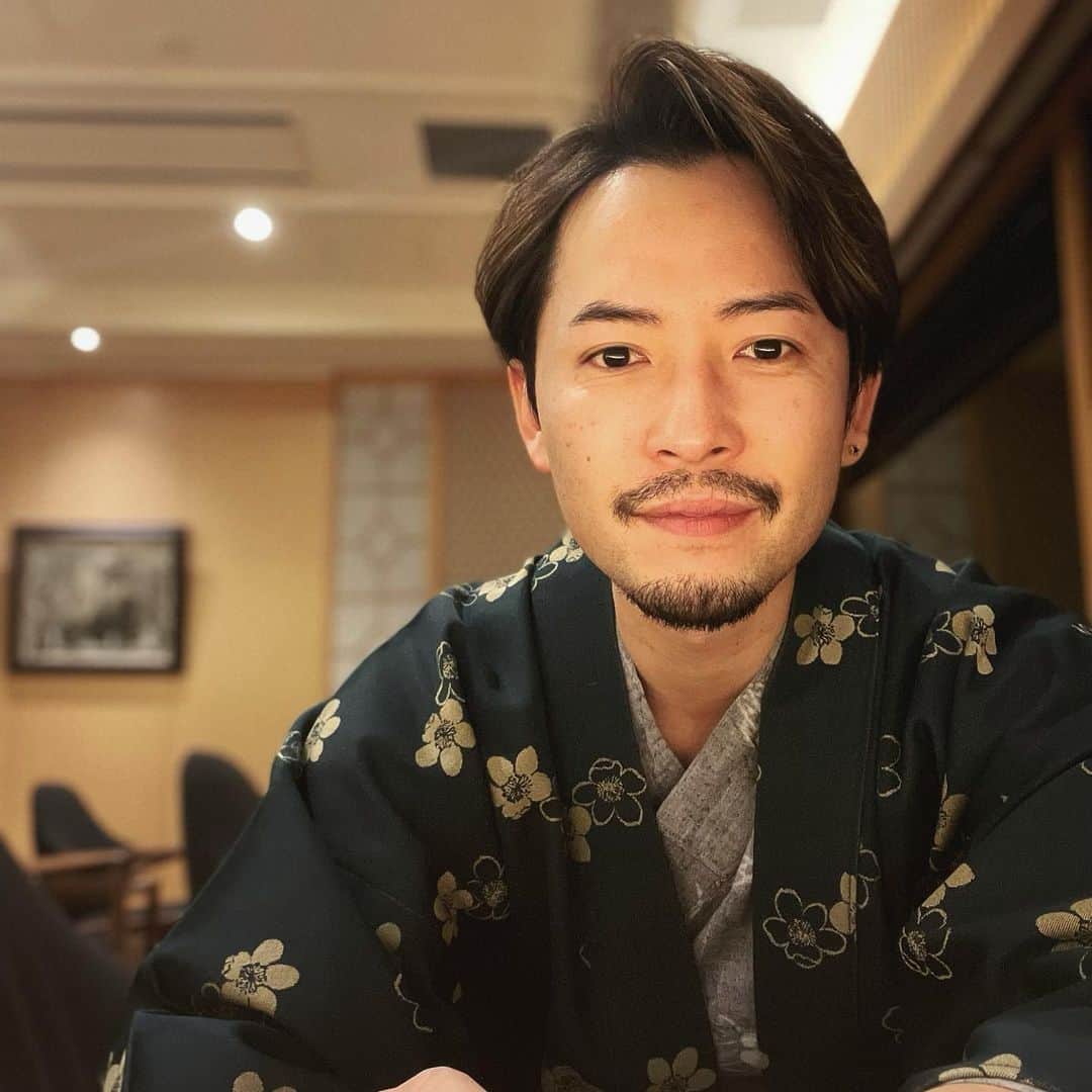 小柳津林太郎のインスタグラム：「Last day of 2020. This year was crazy but was able to move foward thanks to you all. Hope you guys have the best new years!!! Thank you 2020. A calm and private trip with my fam.   大晦日。お風呂もご飯も全てがお部屋で完結する、家族だけで過ごす2020ラスト。雪見風呂もご飯もお酒も最高なお宿。  今年は変化対応と仕込みの年でした。子会社2社、関連会社1社の立ち上げ、社外取締役の就任と様々な人に助けられた一年。来年は、今年の仕込みから芽が出る年に仲間達と形にしていきます。皆さんにとっても最高の2021になることを祈ってます。  @itaewonbowls は8月の立ち上げから、約15,000食発注いただきました！感謝。来年は飲食のみならず、サプリメント、ライフスタイルブランド、お酒などなど、多面的に事業展開していきます。  お宿 @onyado_kawasemi  #ghost #fuego #supplex #anteed #hsc #trenders #family #大晦日 #2020 #家族 #忘年会」