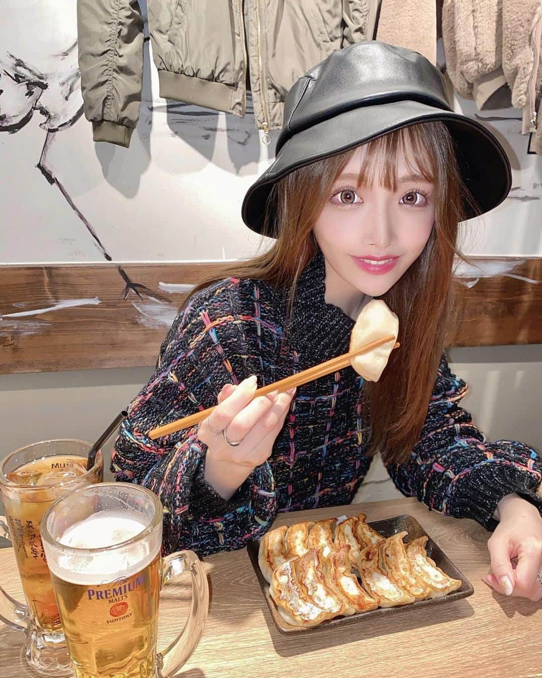 ちーちゃんさんのインスタグラム写真 - (ちーちゃんInstagram)「🥟 ・ 肉汁餃子のダンダダン千種店が 千種駅すぐにNEWオープンしたから この前行ってきたんだ〜😍 餃子好きとしてはずっと このお店気になってたんだよね🧐 ・ 肉汁が飛び出す『肉汁餃子』が 看板メニューなんだけど まさに名前の通り、むしろ予想以上に 噛んだ瞬間肉汁ブッシャー！！！で 思わず笑っちゃった🤣 ・ タレ付けなくてもいいくらい しっかり味がついててジューシーで とってもおいしかった🥟❤︎ ・ お酒もたくさんあって 餃子居酒屋的な感じなんだけど、 お昼から開いてるから ランチタイムもめちゃ賑わってたよ🍺 ・ 私の好きな馬刺しまで食べれて 幸せだった…🐴💕 全部おいしかったぁ🤤 ・ 肉汁餃子のダンダダン　千種店 〒464-0075  愛知県名古屋市千種区内山３丁目２６番地1７号 プロクシィ千種 １階 ・ ・ #文化飲み#肉汁餃子のダンダダン#肉汁餃子#餃子とビール#餃子とビールは文化です#餃子部#餃子好きな人と繋がりたい#名古屋グルメ#ナゴレコ#promotion#あいなご#名古屋ランチ#名古屋ディナー#名古屋居酒屋#昼のみ#女子会#名古屋めし#バケットハット#ニット#バケハ#帽子コーデ#千種#おいしいもの#nagoya#lunch」12月31日 9時56分 - ___c.chan__