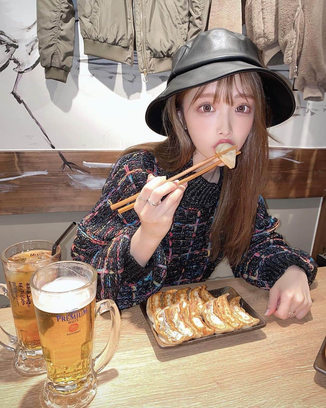 ちーちゃんさんのインスタグラム写真 - (ちーちゃんInstagram)「🥟 ・ 肉汁餃子のダンダダン千種店が 千種駅すぐにNEWオープンしたから この前行ってきたんだ〜😍 餃子好きとしてはずっと このお店気になってたんだよね🧐 ・ 肉汁が飛び出す『肉汁餃子』が 看板メニューなんだけど まさに名前の通り、むしろ予想以上に 噛んだ瞬間肉汁ブッシャー！！！で 思わず笑っちゃった🤣 ・ タレ付けなくてもいいくらい しっかり味がついててジューシーで とってもおいしかった🥟❤︎ ・ お酒もたくさんあって 餃子居酒屋的な感じなんだけど、 お昼から開いてるから ランチタイムもめちゃ賑わってたよ🍺 ・ 私の好きな馬刺しまで食べれて 幸せだった…🐴💕 全部おいしかったぁ🤤 ・ 肉汁餃子のダンダダン　千種店 〒464-0075  愛知県名古屋市千種区内山３丁目２６番地1７号 プロクシィ千種 １階 ・ ・ #文化飲み#肉汁餃子のダンダダン#肉汁餃子#餃子とビール#餃子とビールは文化です#餃子部#餃子好きな人と繋がりたい#名古屋グルメ#ナゴレコ#promotion#あいなご#名古屋ランチ#名古屋ディナー#名古屋居酒屋#昼のみ#女子会#名古屋めし#バケットハット#ニット#バケハ#帽子コーデ#千種#おいしいもの#nagoya#lunch」12月31日 9時56分 - ___c.chan__