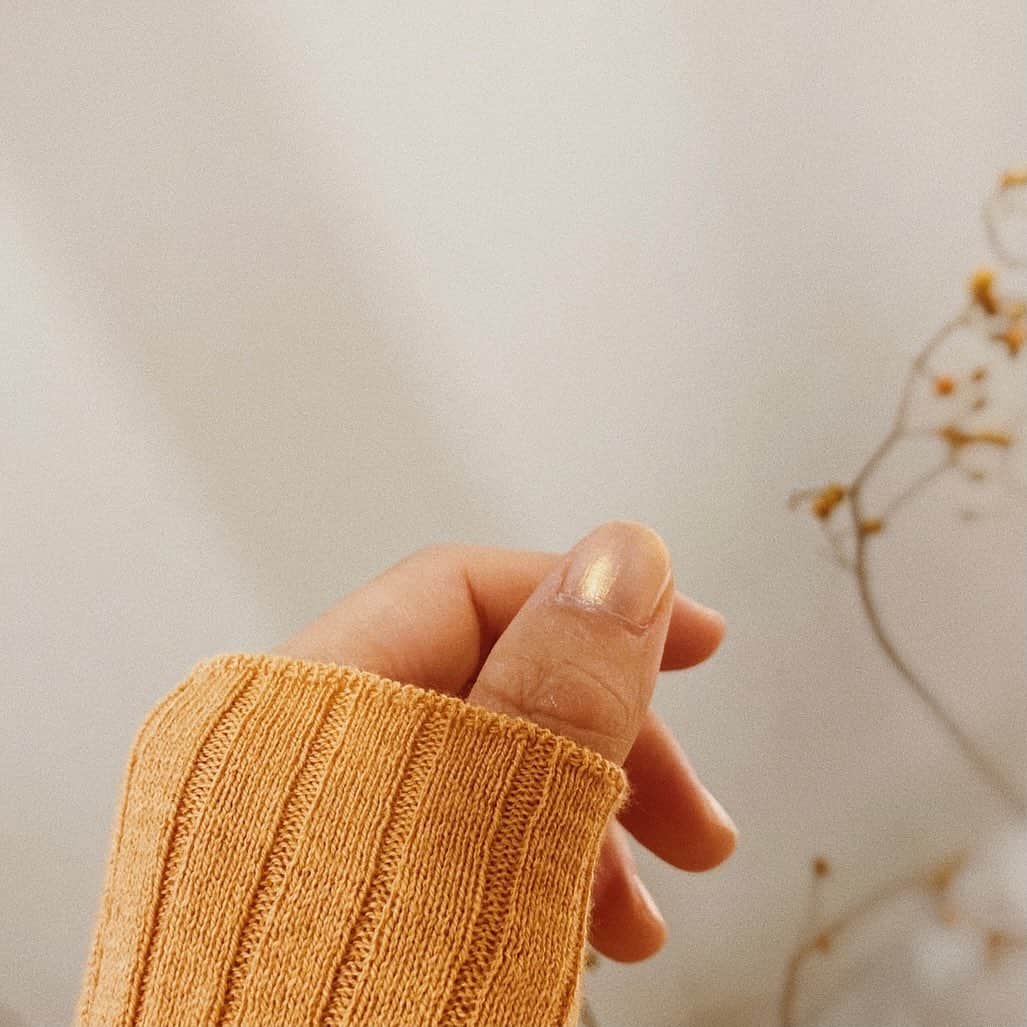 Eri Koyamaのインスタグラム：「. 🪞🧡 . . 今年も最後の日 電車もさすがに空いておる お店の子たちがゆっくりおうちで 年越せるように頑張ろ🤍 . @ungrid_official  @ungrid_staffsnap  @eri_koyama_  #nail」