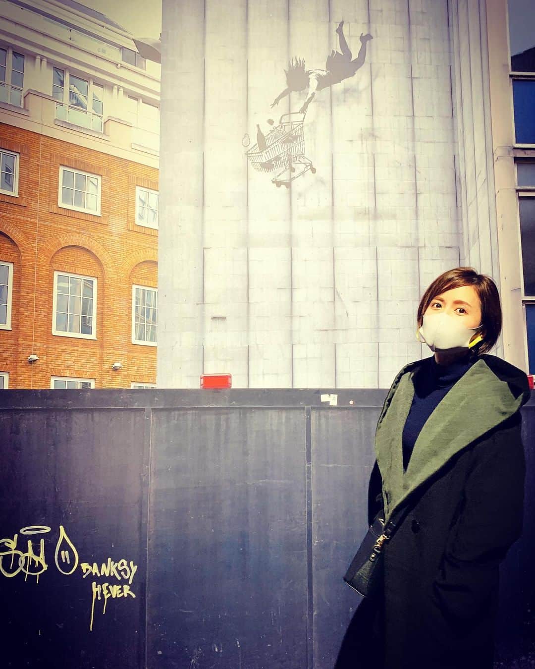 浜田真衣のインスタグラム：「この前行った #banksy 展✎*。  反戦、反資本主義などをテーマにしていて 何にも縛られない自由な表現は 見ているだけで清々しい気分にさせてくれました¨̮  まだまだ知らないことが沢山あるなぁ✎*。  #浜田真衣 #monaカフェ #instalike #instapic #japanese #instagood #picture」
