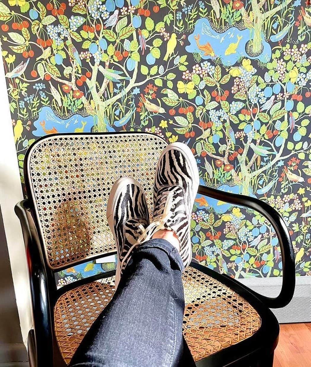 シービーズのインスタグラム：「Doubling up on prints because you can never have too much of a good thing.   Shop prints like Zebra at 40% off during our end of season sale, happening now.  #letsgetcasual」