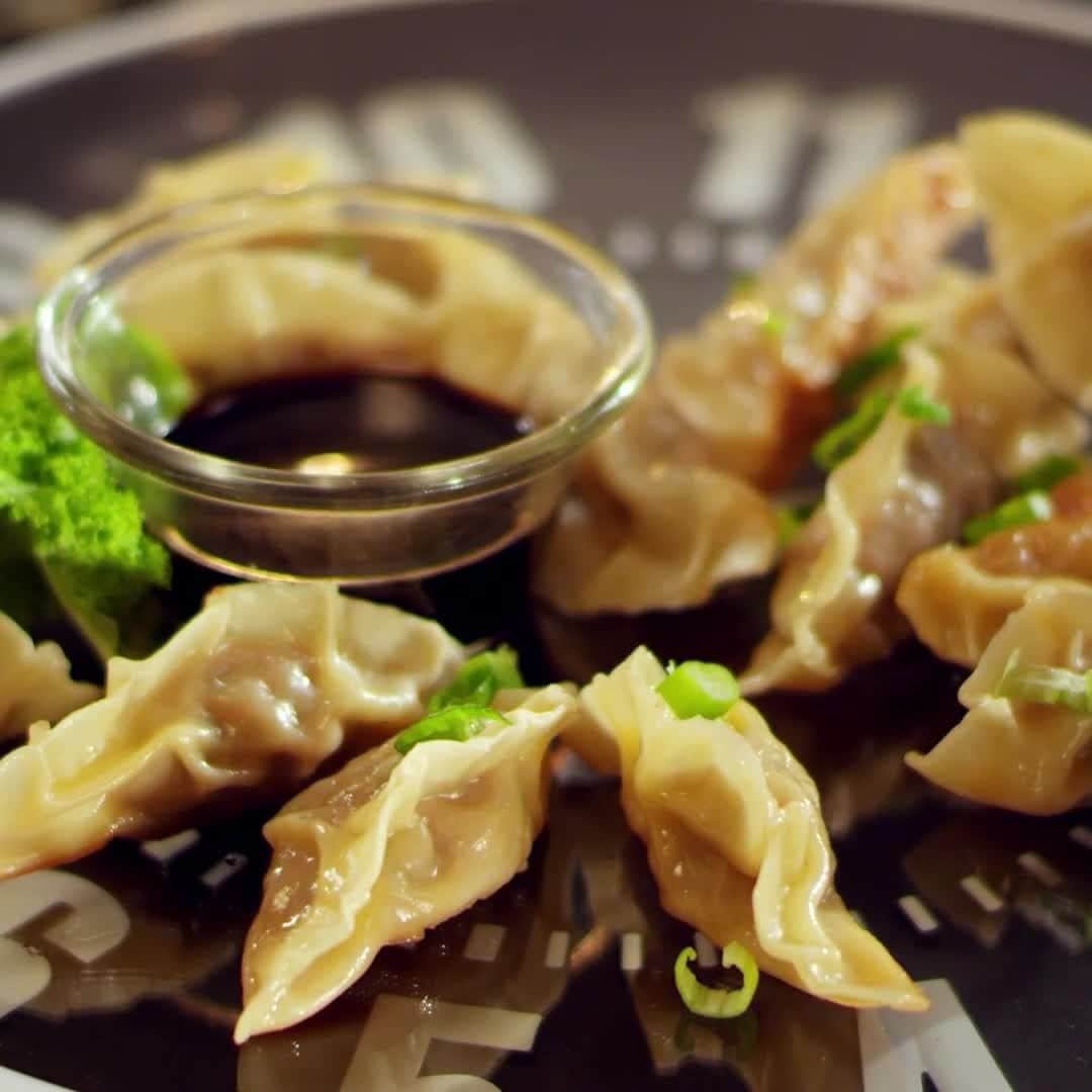 ジョンソンヴィルのインスタグラム：「End 2020 on a high note by welcoming the new year with one of our favorite appetizers: Italian Sausage Pot Stickers. Choose a flavor profile to match your mood with our sweet, mild or hot Italian sausage. #HappyNewYear #peaceout2020」