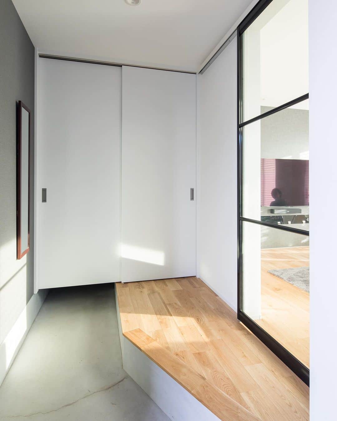 ルポハウス一級建築士事務所さんのインスタグラム写真 - (ルポハウス一級建築士事務所Instagram)「・ ・  ・ モルタル仕上げの玄関ホール。 白いドアの奥にはシューズクロークと犬用の足洗い場を設置。 ・ 外出先から直行できる、便利さと清潔さを備えました。 ・ ありそうでなかったガラスドアが、リビングからの光を玄関まで届けます。 ・ ・ ・ ルポハウスの施工事例をもっと見てみたい方は こちらまで☞ @reposhouse ・ #ルポハウス は#ちょっとかっこいい家 を"友人のために"という思いでつくっています。 ・ 一生に一度の#マイホーム。 「あなたにしかできない」×「ルポハウスだからできる」で、私たちだけの#家づくり を思いっきり楽しんでみませか？！ ・ ・ ・ #家 #インテリア #住宅 #注文住宅  #ライフスタイル  #新築一戸建て #住まい #シンプルな暮らし #デザイナーズ住宅 #一級建築士事務所 #設計事務所 #myhome #house #instahouse #design #滋賀 #大津 #草津 #栗東#玄関インテリア #モルタル玄関 #モルタル仕上げ #ガラスドア   【年末年始休業のお知らせ】  誠に勝手ながら、下記の期間を休業とさせていただきます。 　 休業期間 ／ 2020年12月29日(火) ～ 2021年1月6日(水) 　 休業期間中のお問い合わせにつきましては、1月7日(木)より順次対応させていただきます。ご不便をお掛けいたしますが、ご了承くださいますようお願い申し上げます。」12月31日 10時02分 - reposhouse