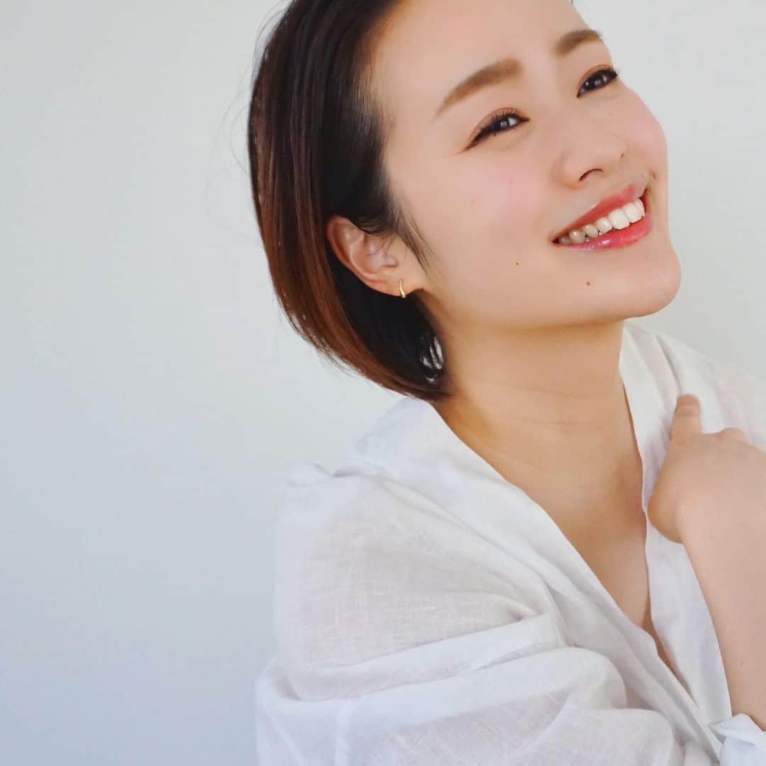 のインスタグラム：「年末のご挨拶。﻿ 2020年も大変お世話になりました。﻿ ﻿ 今年は産休育休から仕事復帰。﻿ ワンオペ育児の中での仕事は進みが悪くてモヤモヤした日もあり笑、でもおチビとの時間は最高に幸せで、早く自分のペースを見つけようと奮闘した1年でした。﻿ 2021年はもう少し要領良く仕事したいな💪🏻🤍﻿ ﻿ 来年も金属アレルギーの方にも安心な「身につける方を優しく引き立てるジュエリー」をお届けできるよう精進してまいります！﻿ 今年できなかったフェアも企画していく予定です☺️﻿ ﻿ 今もこうやって楽しく仕事やインスタグラムを続けられているのも、お客様やフォロワー様、取引先の方々、私に関わって下さっている方々のおかげです。﻿ 本当にありがとうございます。﻿ ﻿ ﻿ 今年は特に無事に新しい年を迎えられること、すごく有り難みを感じます。﻿ それだけではなまる👏🏻素晴らしい！﻿ 皆様もそして皆様の大切な方も笑顔で新年が迎えられますように😌🙏🏻﻿ ﻿ ﻿ 来年もどうぞよろしくお願いいたします。﻿ 皆様もお身体に気をつけてどうぞ良いお年をお迎え下さい。﻿ ﻿ ﻿ 加藤紗弓﻿ ﻿ ﻿ #jewelry_ume#ÜME#ユーミー#ジュエリー#金属アレルギー#彫金#アクセサリー#ワンオペ育児#男の子ママ#新米ママ#ワーママ#在宅ワーク#育休#仕事復帰#2020年#2021年」