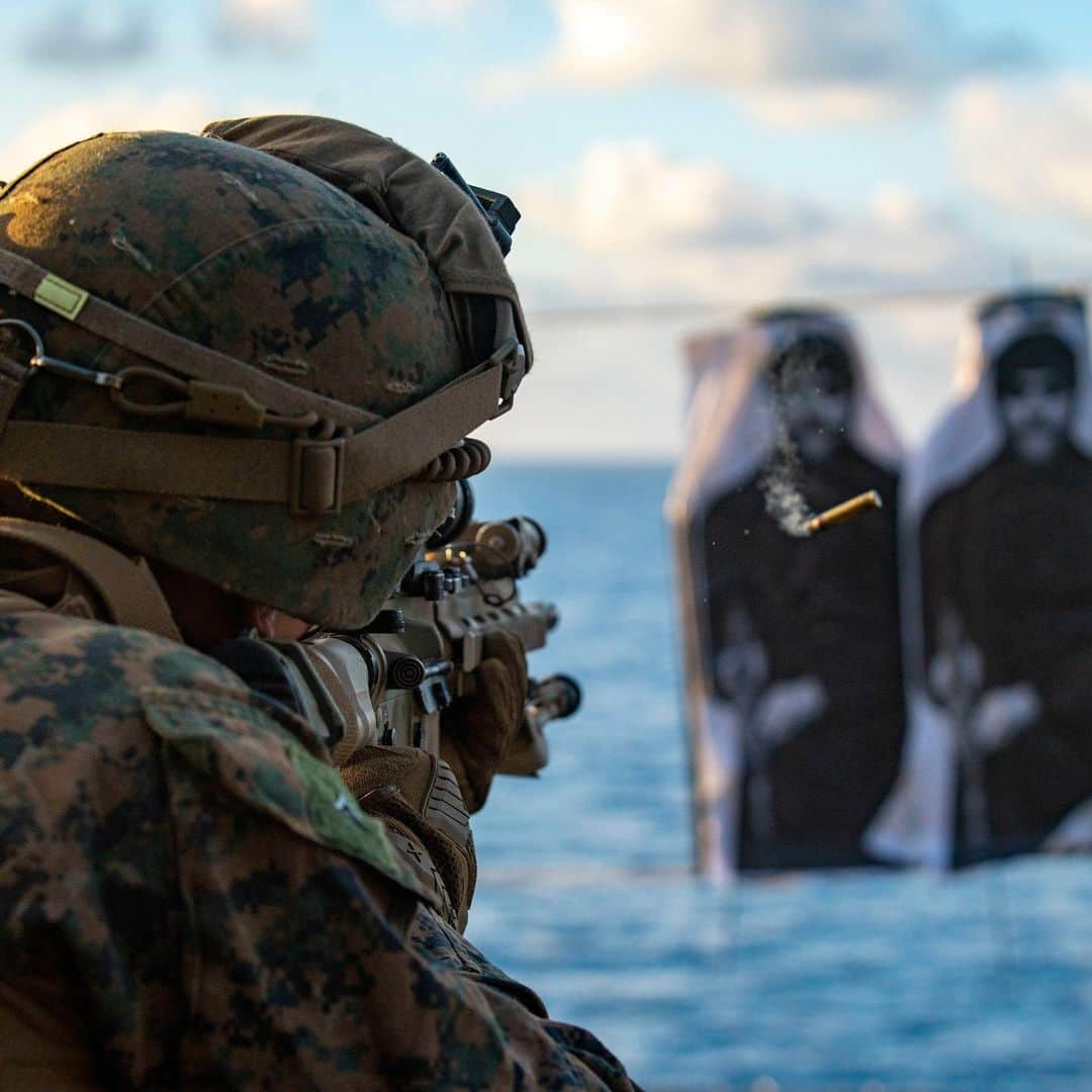 アメリカ海兵隊さんのインスタグラム写真 - (アメリカ海兵隊Instagram)「Box Drill  Lance Cpl. Karson Hennings, a rifleman with the @15thmeu, fires his M4 carbine during combat marksmanship training aboard the @usnavy’s #USSMakinIsland.  The MEU and Makin Island Amphibious Ready Group are operating in @usnavyeuropeafrica’s area of responsibility.  (U.S. Marine Corps photo by Lance Cpl. Mackenzie Binion)  #USMC #Marines #Military #Training」12月31日 10時05分 - marines