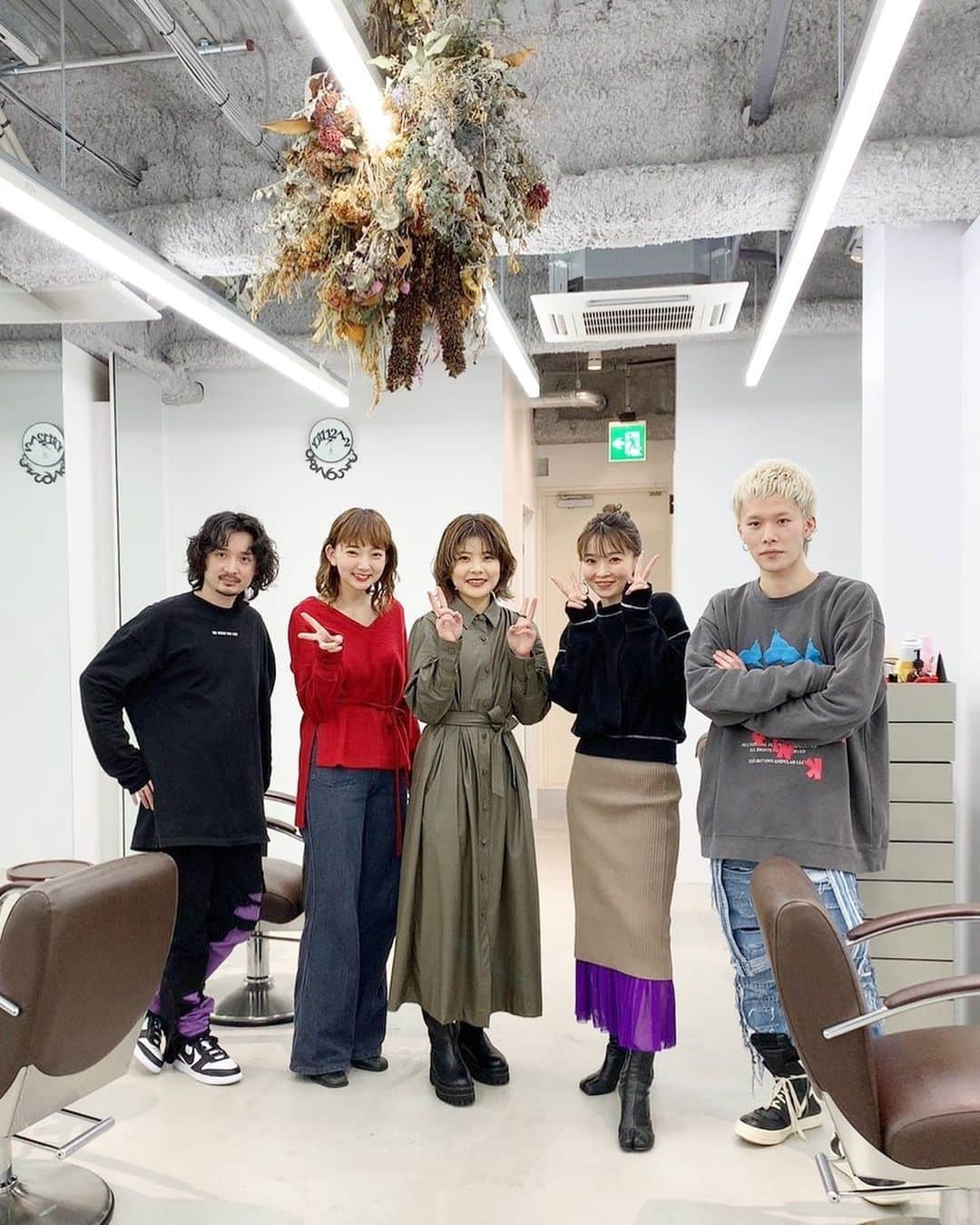 佐々木千紘のインスタグラム：「rompは昨日30日で仕事納め✂︎👌🙇‍♀️✨オープンして3カ月❤︎沢山のお客様にご来店をいただき本当に嬉しく思います💘💞1人1人お客様の予約が入るたびに嬉しい気持ちです😭💕🙏🏻🙇‍♀️皆様来年もよろしくお願い致します🥰💕💕  .  独立をし3カ月があっという間に過ぎ去りました🏃‍♀️私の美容師人生の中では考え方がとても変わった1年に❣️satoruくん、コトトちゃん、辻ちゃんとスタッフにも恵まれ、来年もrompは成長致します🙆‍♀️💕💘  .  昨日は大好きなにんにくや🍖🥖🥗のテイクアウトで休みの前日を満喫❤︎本当によいしめ日となりました🥰💞3カ月私の中ではこの上なく頑張ったつもり(言い過ぎ🙃)のため、午前中は寝ようと思います😴💘💘💘  .  皆様よいお年を🎍🐮💘rompは1／5(火)からの営業となります❤︎💞💕  .  #romp#恵比寿美容室#恵比寿サロン#仕事納め #2020年もありがとうございました」