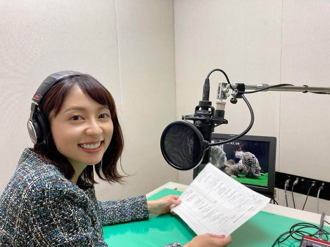 鳥越佳那さんのインスタグラム写真 - (鳥越佳那Instagram)「今年最後のお仕事は ナレーションでした🎤  31日(木)午後2:25〜 「フカボリ静岡2020」  新型コロナに揺れた今年 静岡県内で何が起きていたのか振り返る報道特番です。  ずんの飯尾和樹さん 熊谷真実さんをお迎えして 静岡をフカボリしたこの番組に  ほんのちょっと！ 携わらせていただきました🙇‍♀️  写真のモニターに写っているのは ホワイトタイガーの赤ちゃん🐯 ほっこりする話題もありました☺️  いろいろあった2020年を 番組をみながら振り返ってみてはいかがでしょうか。  私は 写真フォルダを振り返って  個人的 【Best of 富士山2020】 を決めました🗻✨✨(笑)  ひゃ〜〜 1年あっという間😳💦  みなさん、 良いお年を お迎えください🍊🎍🗻☀️」12月31日 10時13分 - kana_torigoe