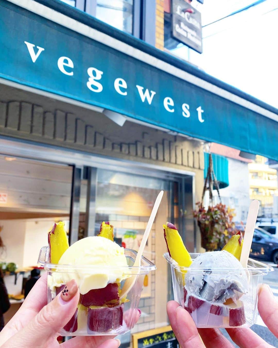 五位渕のぞみのインスタグラム：「#代官山 にある #八百屋 さん 「#vegewest」へ🥬🍅🌽🍄✨  @vegewest.daikanyama ㅤㅤㅤㅤㅤㅤㅤㅤㅤ 🍠#焼き芋アイス わたし👉バニラ まさと👉黒胡麻　@o.masato62  ㅤㅤㅤㅤㅤㅤㅤㅤㅤ ㅤㅤㅤㅤㅤㅤㅤㅤㅤ 🏠 vegewest（ベジウエスト） 東京都渋谷区代官山町13-4セレサ代官山1F  営業時間 11:00-19:00  tel 03-6416-1296 https://www.vegewest.jp/  ㅤㅤㅤㅤㅤㅤㅤㅤㅤ ㅤㅤㅤㅤ  ㅤㅤㅤㅤㅤㅤㅤㅤㅤ ㅤㅤㅤㅤ  ㅤㅤㅤㅤㅤㅤㅤㅤㅤ ㅤㅤㅤㅤ  ㅤㅤㅤㅤㅤㅤㅤㅤㅤ ㅤㅤㅤㅤ #代官山巡り #daikanyama #다이칸야마 #インスタグラマー #インフルエンサー #カフェ #代官山 #渋谷カフェ #恵比寿カフェ #東京カフェ #tokyocafe #カフェ巡り#cafe #cafe巡り#도쿄 #카페 #카페스타그램 #모델 #love #代官山デート #焼き芋 #やきいも」