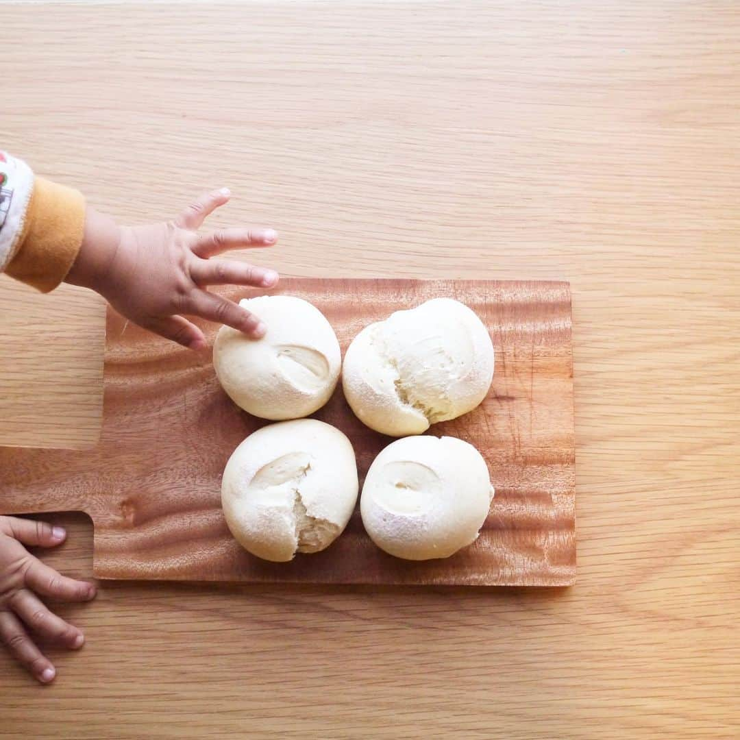 COLLOのインスタグラム：「久しぶりの朝パン🍞 すっかりパンを焼く時間がなくなっていましたが、実家帰省もなくのんびり年末、朝余裕があったので発酵なしほぼ捏ねないというレシピでパン作り🥐 パンというよりふんわりスコーンでした。  少ししか捏ねないけどやっぱり捏ねるの楽しい！ 捏ねているのをみて娘「パンくつってるの〜？！」 そうそう、くつったよ☺️  #手作りぱん #パン作り  #クラシル」