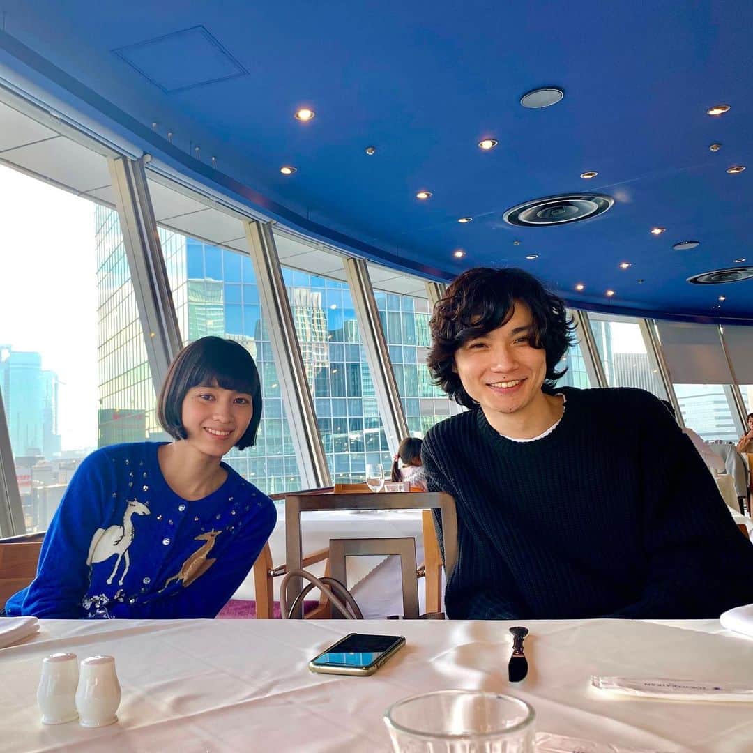 山口尚美のインスタグラム：「大好きな回転レストランが回転しなくなるので行って来ました😢❣️ 最初の写真は晴海撮影📸 詳しくはブログ(プロフィール参照)に書いたので良かったら見てくださいな💻❣️ 皆様良いお年を…🌠✨ #銀座スカイラウンジ #回転レストラン」