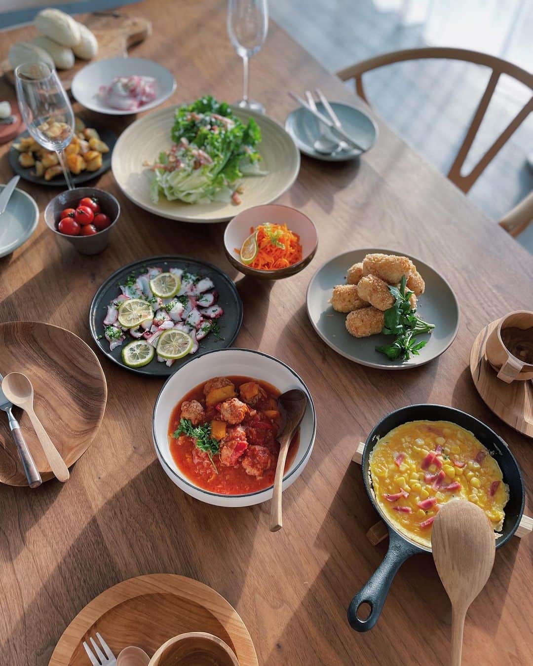 原田沙奈子さんのインスタグラム写真 - (原田沙奈子Instagram)「自分のペースでお料理できるとストレス解消になる。  基本せっかちだけどお料理はゆっくりやりたい派。 んで、食事もゆっくり派。←  今回のメニューは、  シーザーサラダ タラのコロッケ キャロットラペ タコとクレソンとカボス ミートボールのトマト煮 オープンオムレツ コロコロポテト 赤大根マリネ  子供に人気なオムレツ作ろー！ と思ったんだけど。 あれ、これ、スキレットでできるくない？て。  卵といて、少し塩して、スキレットにオリーブオイルひいて、流し入れて、少しクルクルっとして、具材散らして、おわり。  これ、最高に簡単で失敗なし！笑  今回はベーコンとコーンだけど、 大人仕様に生ハムとブルーチーズとか、 そんな感じもいいなーて🤤  来年はもっと大好きな人たちと過ごせたらいいな。  #おうちごはん#サナコ_お料理」12月31日 10時25分 - sanakoharada
