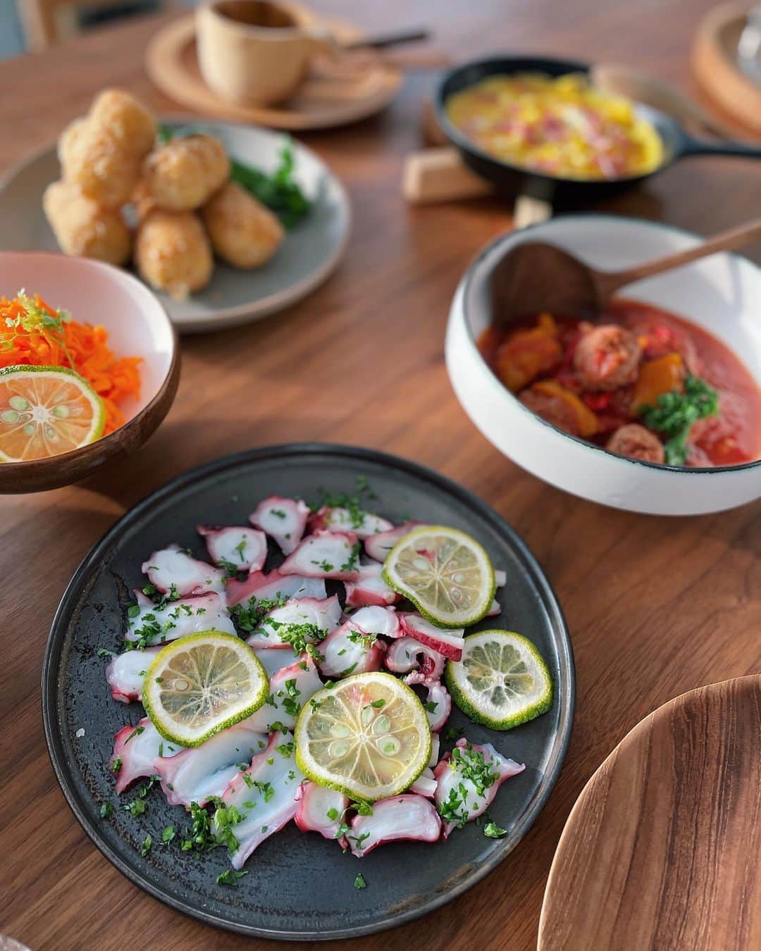 原田沙奈子さんのインスタグラム写真 - (原田沙奈子Instagram)「自分のペースでお料理できるとストレス解消になる。  基本せっかちだけどお料理はゆっくりやりたい派。 んで、食事もゆっくり派。←  今回のメニューは、  シーザーサラダ タラのコロッケ キャロットラペ タコとクレソンとカボス ミートボールのトマト煮 オープンオムレツ コロコロポテト 赤大根マリネ  子供に人気なオムレツ作ろー！ と思ったんだけど。 あれ、これ、スキレットでできるくない？て。  卵といて、少し塩して、スキレットにオリーブオイルひいて、流し入れて、少しクルクルっとして、具材散らして、おわり。  これ、最高に簡単で失敗なし！笑  今回はベーコンとコーンだけど、 大人仕様に生ハムとブルーチーズとか、 そんな感じもいいなーて🤤  来年はもっと大好きな人たちと過ごせたらいいな。  #おうちごはん#サナコ_お料理」12月31日 10時25分 - sanakoharada