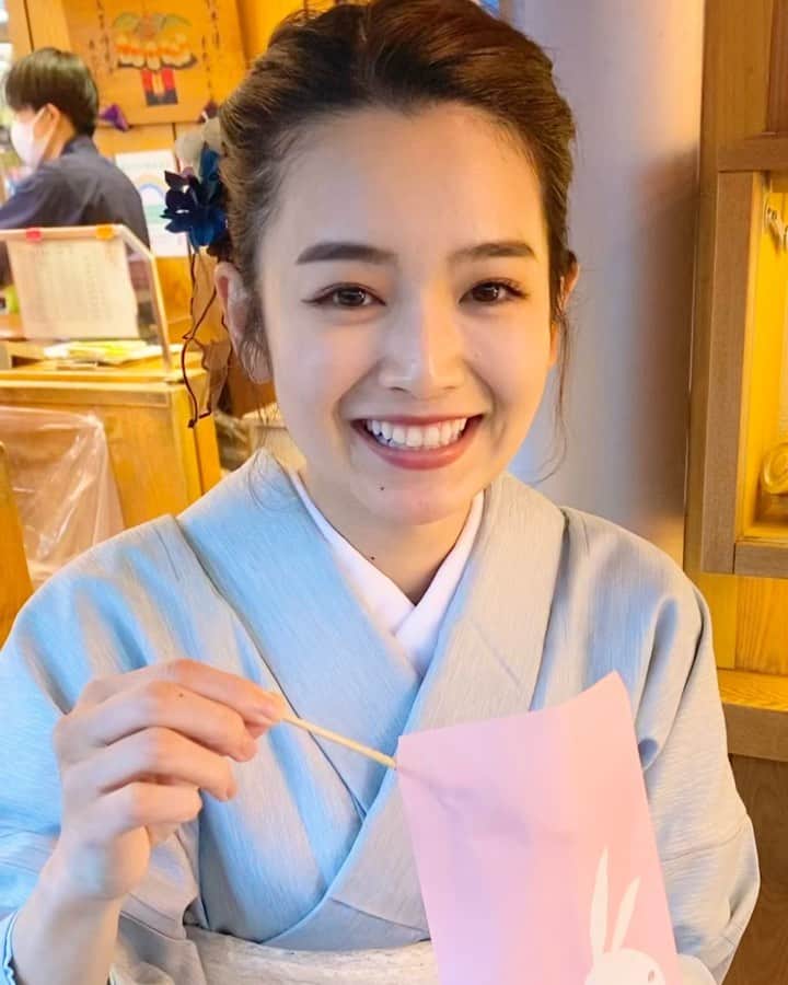 富久美玲のインスタグラム：「_ . 浅草に行った時は必ず食べる！！！ あったかくてもちもちなんです🍡 . 女子っぽく可愛らしく やってみたけど私には無理でしたw . 今年もこんな私でしたが皆さん本当 ありがとうございました🙏 残り良き今年をお過ごし下さい💕 .」