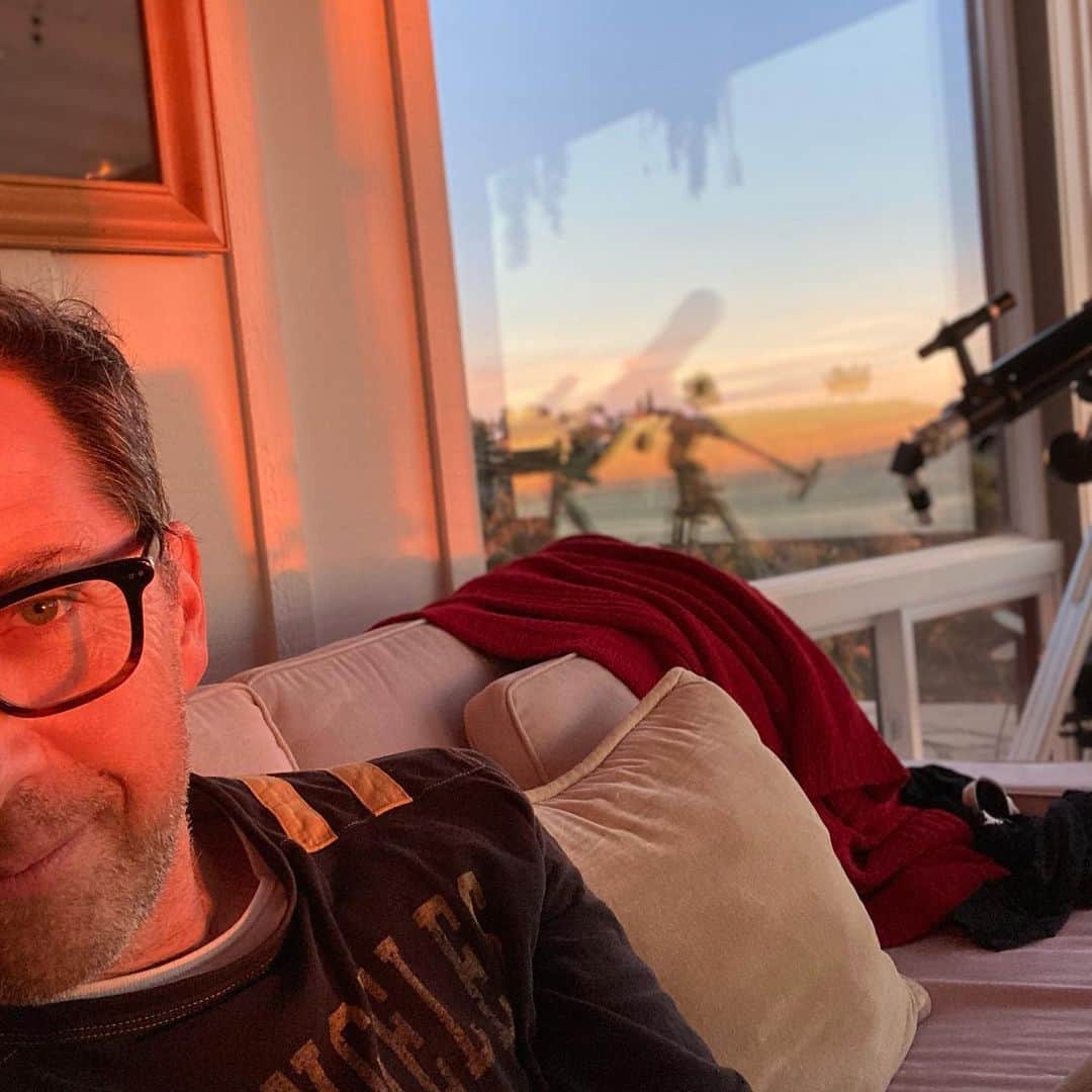 ダン・ブカティンスキーのインスタグラム：「#goldenhour #nofilter  #shelterinplace」