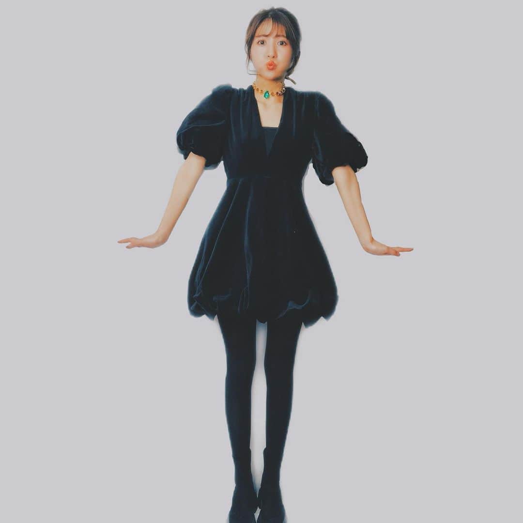 木本夕貴のインスタグラム：「今日は、大晦日。  みなさんいかがお過ごしですか？ わたしは、おかちゃんが年末年始、一時退院できたので、ひと安心✨  今年は本当に、本当に、ほんとーーーーーーーーうに。 いろんなことが起きて、心がぼきぼき折れたけど、その分、新しい感情や新しい未来を見つけることができました。  来年は、新しいことに挑戦したいし、悔しい想いもたくさんしたから、この想いを晴らしたい！  ドラマ・映画でもっと生きたいし、舞台も出たいな。 演技をしている時がやっぱり言葉にならない感情が体中を駆け巡るんだよなあ。  ファッションが好きだからモデルやファッションに関わることもやってみたい！  ミスiDも。こっから生まれ変わるの！  そして、応援してくれるみんなとも、ファンミーティングみたいなの、できたらいいな。(コロナ早くいなくなれ！)  やりたいこと、目指すもの、いっぱいある。 そんなことをドキドキ未来に想いを馳せれる年末年始がわたしは大好き！  来年は、絶対、いい年になる。 たくさん泣いた今年を、おっっっっっっっっきくひっくり返して、絶対、夢を叶える。家族で幸せになる！ みんなと、幸せになる！！！！  さて、大掃除🧹の続きだーー🥺❣️」