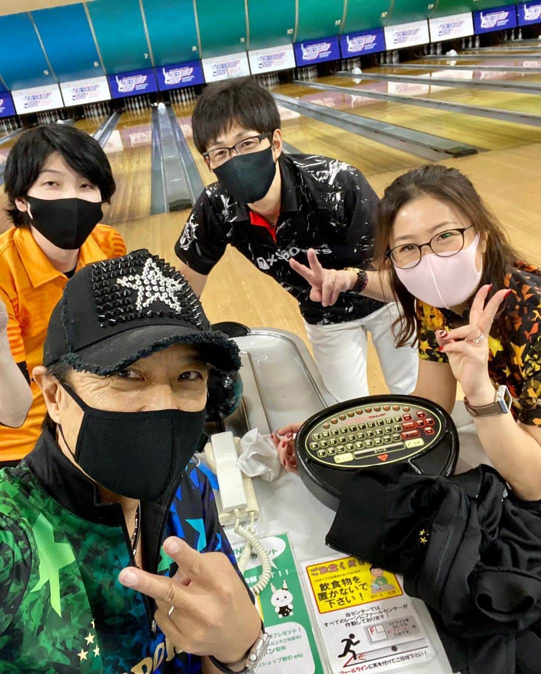 黒田アーサーのインスタグラム：「昨日は東京ポートボウルでマラソンボウリング大会でした！今年の打ち納めです😊✌️3ゲームを4シフトでトータル12ゲーム。同箱は花きゃべつリーグで一緒の川瀬くん、三宅くんと志保の4人。楽しかったからあっと言う間に12ゲームが終わりました！物足りないくらい（笑）優勝🏆は同箱の川瀬くん‼️さすがKUWATA カップ優勝者😉👍12ゲームトータル2790ピンは凄いです！おめでとう㊗️🎉僕はトータル2317ピンでハンデがあったので第４位でした😉✌️そしてラスト12ゲーム目でベストスコア更新しました！😊🙌と言う訳で参加者41名のポートボウルマラソン大会は大いに盛り上がりました！✨😊皆さんお疲れ様でした！良いお年をお迎えください🙇‍♂️ #東京ポートボウル #年末マラソン大会 #第4位でした  #ベストスコア更新  #楽しかったです」