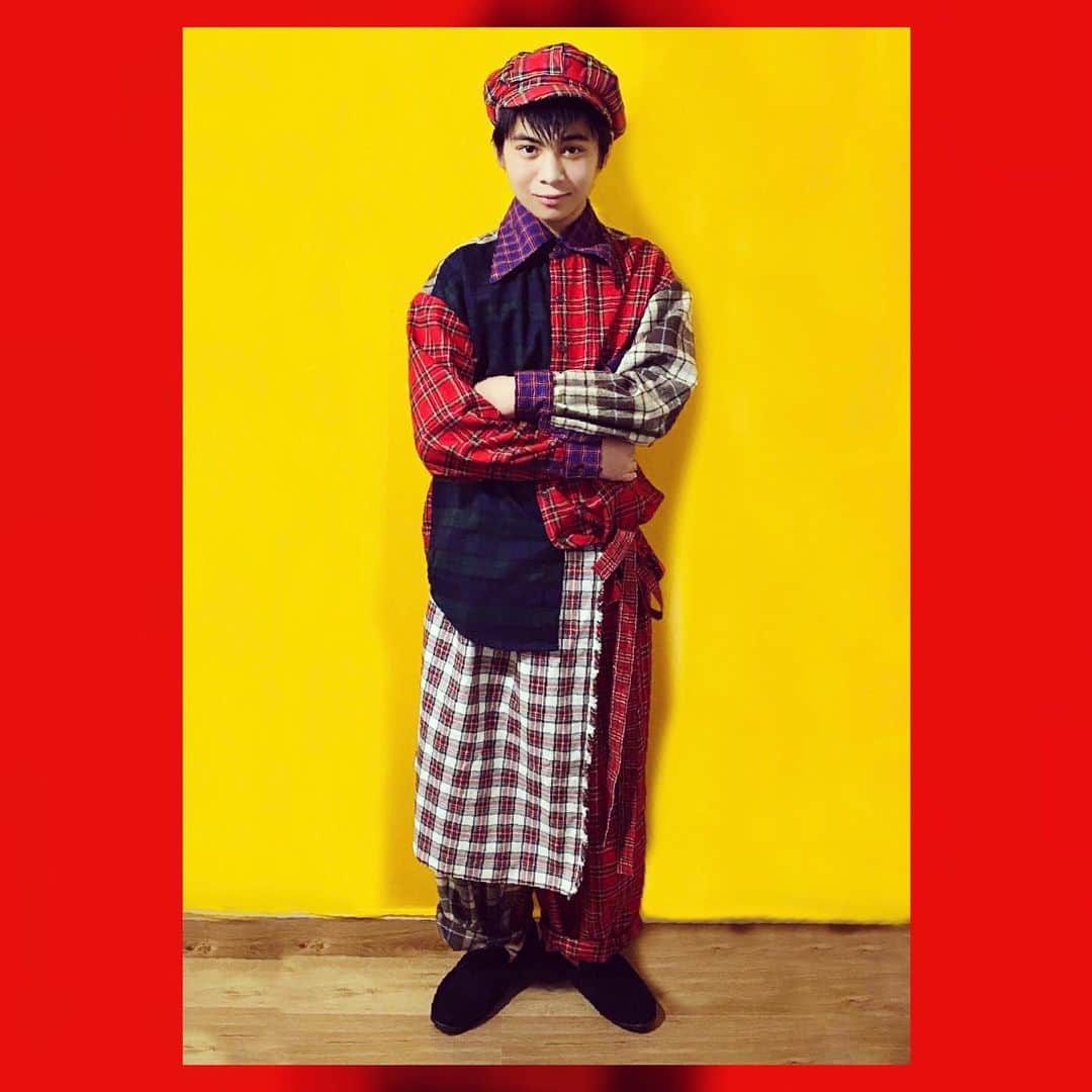 のインスタグラム：「2020年12月31日  今年も沢山の皆様に応援していただき、 ありがとうございました！  色々な出来事が起きた2020年の最後に、 最高のパフォーマンスをお届けできるよう、 この日の為に、@moemusisan さんに作っていただいた、 憧れの #チェッカーズ さん風の服を着て、気合いを入れております！！  行って参りますっ！！  #吉田日向  #Foorin #パプリカ #ひゅうが」