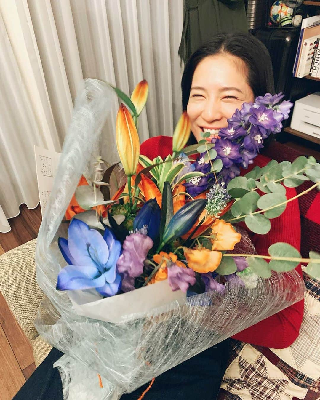 山下由奈のインスタグラム：「💐🧡💙  大変な年でしたが、人との繋がり、楽しい事、幸せな事、目に見えないモノがどれだけ大事で大切な事なのか深く感じた年になりました。来年はその事を胸に感謝の気持ちをたくさん伝えていきたいと思います☺️✨ 関わってくれた皆様、ありがとうございました。これからも宜しくお願いします！！！ 感謝です。  #大好きな事が増えた年 #2020 #楽しみな年 #2021 #山下由奈」