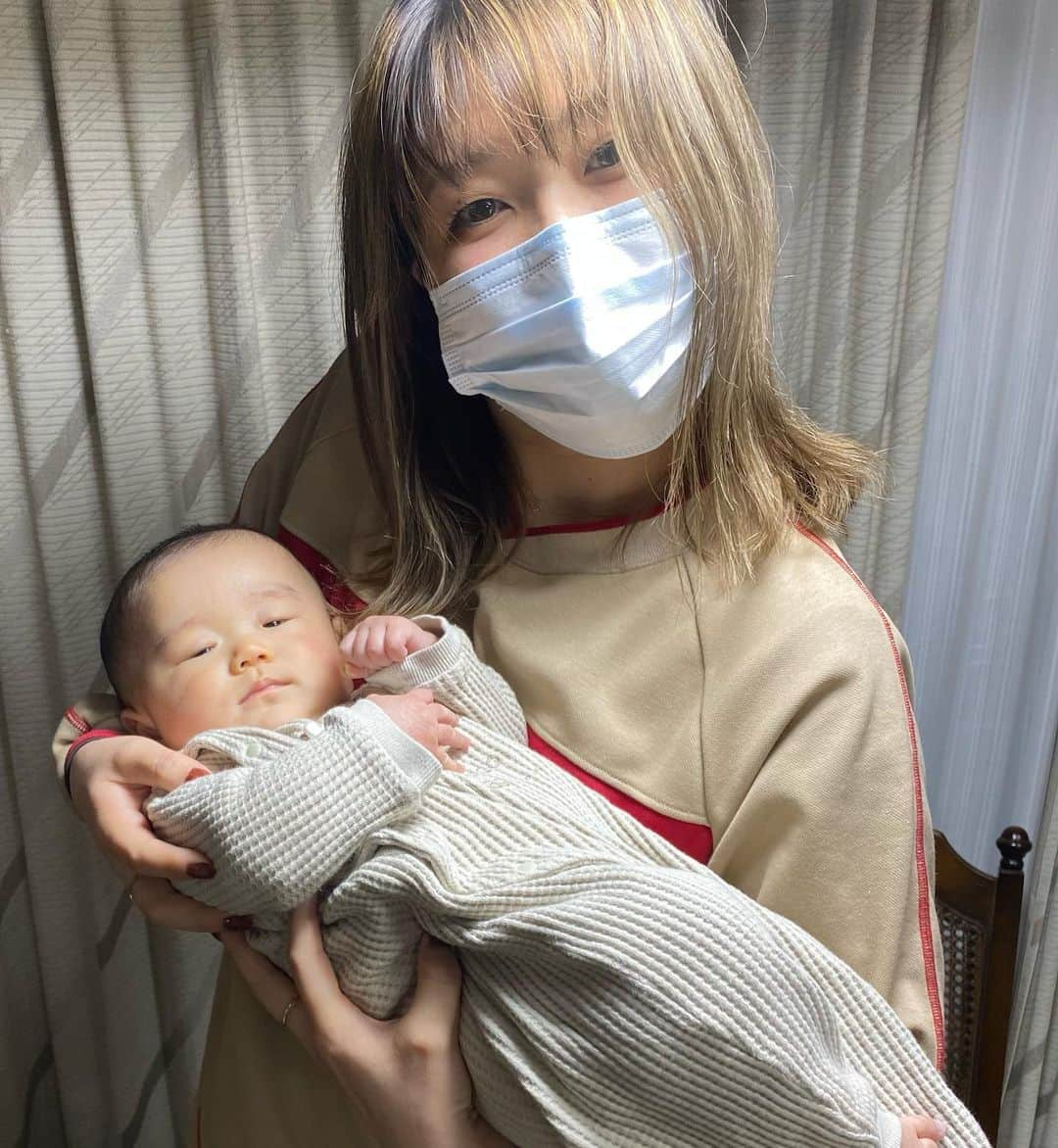 稲田美紀さんのインスタグラム写真 - (稲田美紀Instagram)「． ． やっっっと甥っ子くんに会えた！稲田家最高！幸せな大晦日スタート！！ 抱き方むずすぎ #甥」12月31日 10時41分 - inadamikisan