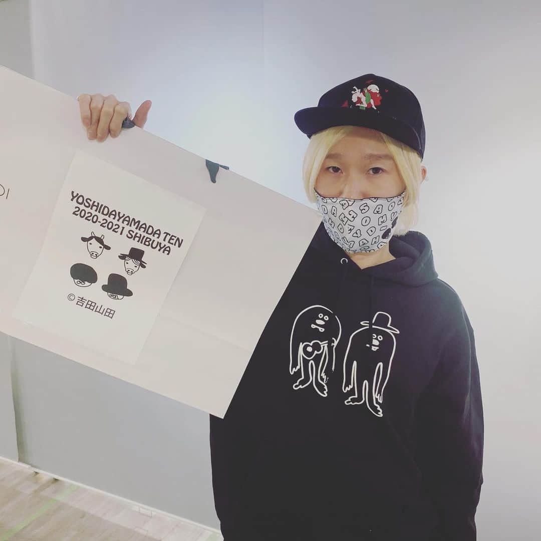 山田義孝のインスタグラム：「⚡️⚡️⚡️ 1月6日まで開催 吉田山田展！ 明日はお休みですが2日から 『ニューイヤーセット』販売💥💥💥 1万円の袋には必ず限定パーカー入ってるよ✌︎✌︎✌︎ 2021年良い年になるよう願いを込めて 袋にもの凄い沢山詰めました✌︎ 今年も残りあと少し😊✨ どんな一年だったとしても 自分を褒めてあげましょう。」