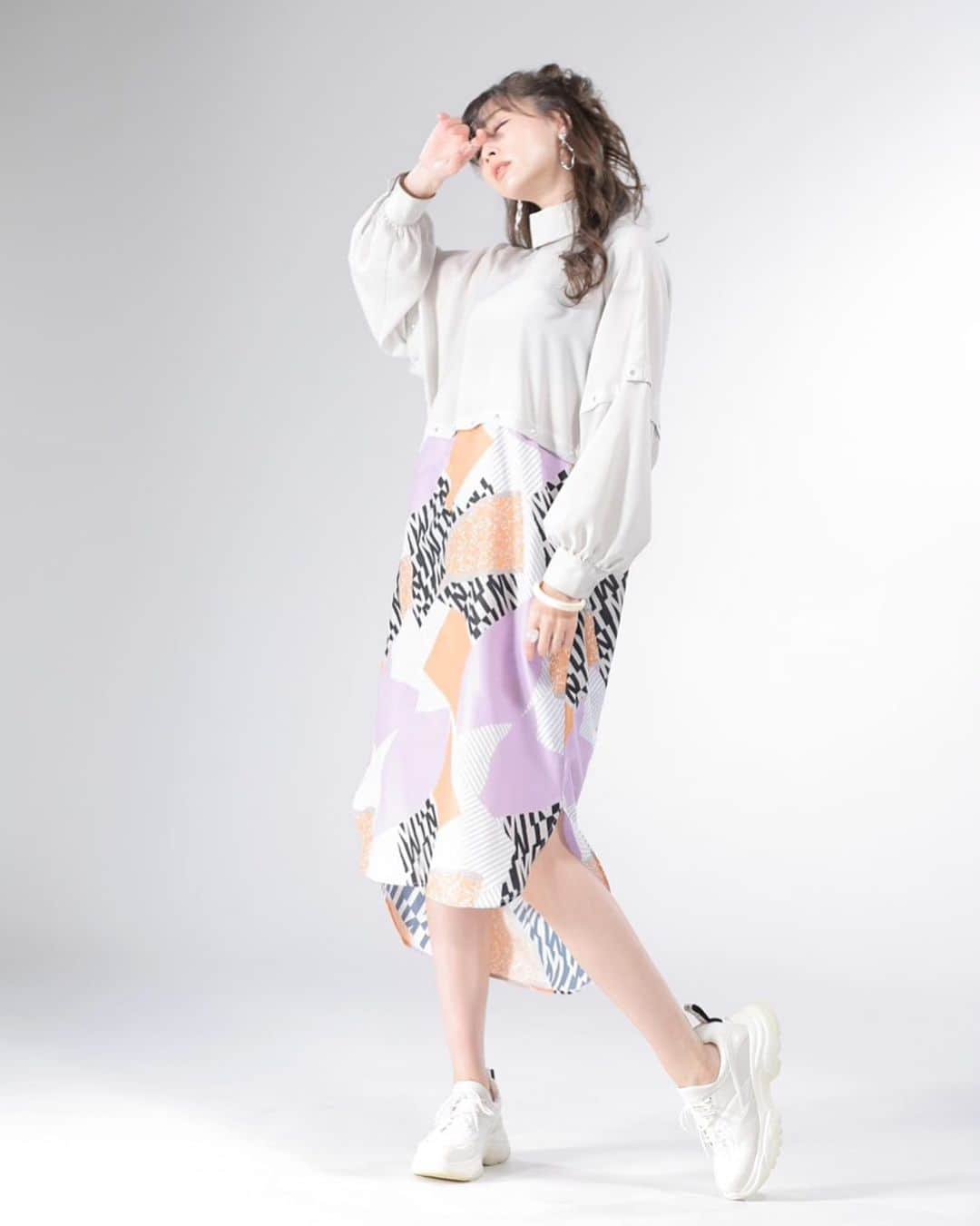 のインスタグラム：「. . . . おはよう✨ . 本日仕事納め！ 頑張ってきます🔥 . @mintdesigns_studio のお洋服 個性的でかわいい♡ 着て良かった✨ . . . #mintdesigns #ミントデザインズ #ミントデザイン #個性派ファッション #白アイライナー #モード系ファッション #snidel #スナイデル #スニーカー #スニーカーコーデ #バングル #studiostill #still撮影会 #年末撮影会 #シルバーアクセサリー」
