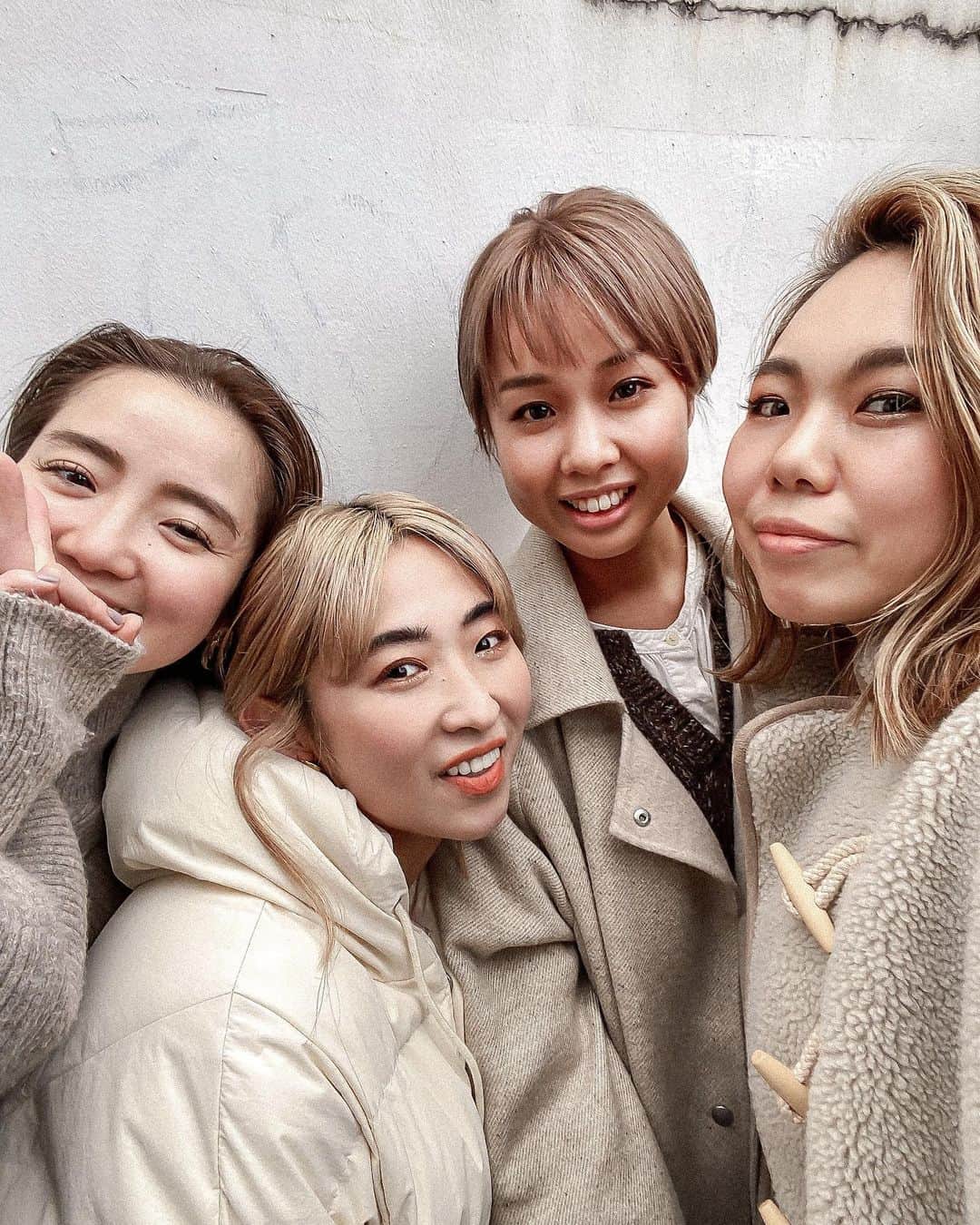 Manamiのインスタグラム：「@_cafelover_  毎月会ってても4人の写真なんて超珍しいし こういうselfieをpostするのなんて もっと珍しくて、ドギマギ🤣🤳🏼(みんなの不慣れ感)  2015年から @_cafelover_ を始めて 来年でなんと6年なの！ 5年間毎日毎日連絡とって 毎月cafeに行って 一緒にお仕事もして これからもいっぱい一緒に過ごすんだろうなぁ☺️💓  @_cafelover_ を参考にしてくれている方は どれくらいいるのかなぁ？ ずっとフォローしてくれている方 ありがとうございます😌✨ これからも素敵なcafeを発信していけたらいいなぁ☕️」