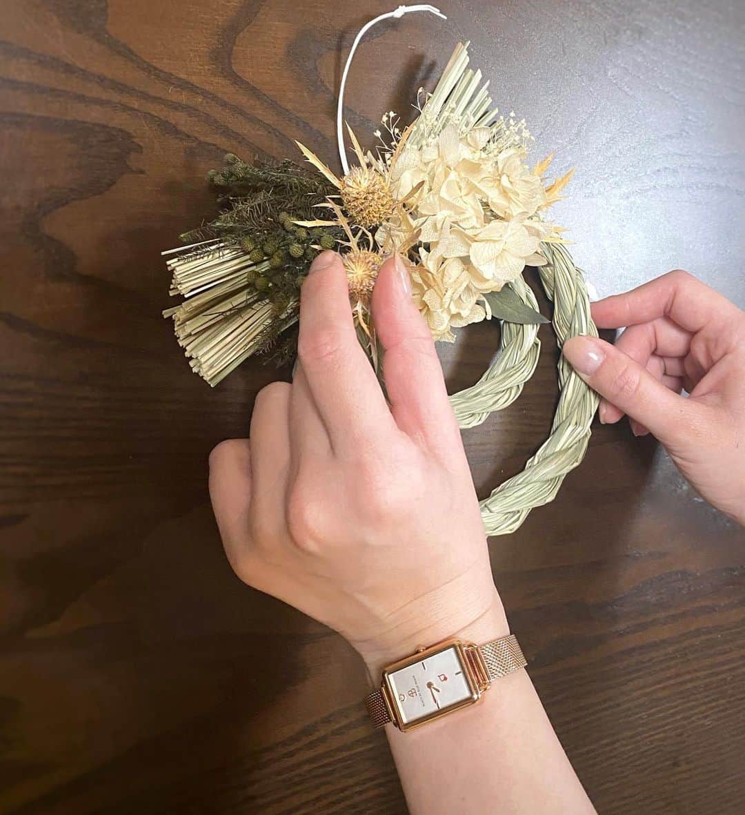 ドーキンズ英里奈さんのインスタグラム写真 - (ドーキンズ英里奈Instagram)「お正月飾り🎍 ⠀ 100均のしめ縄にプリザーブドフラワーをつけて モダンな感じにDIYしてみました◎ ⠀ ⠀ まずはお花を並べてみて、 好きな感じに組み合わせてから ⠀ グルーガンを使って、 しめ縄にぺたぺたつけていくだけ とっても簡単です。 ⠀ ⠀ グルーガンは子どもの頃からよく 工作のときに使っていたけれど 2020年はコスプレに結婚式アイテム作りに 大活躍してくれました〜👏 ⠀ ⠀ ⠀ 時計は @4bwatches_japan の クリスマスギフト🎄 盤面がシンプルでピンクゴールドが可愛い。  10%オフになるクーポンあるから よかったらどうぞ👉🎟erinalo173  ⠀ ⠀ ⠀ ⠀ #お正月飾り#しめ縄#しめ縄アレンジ#しめ縄作り#しめ縄飾り#4bwatches #腕時計 #時計 #brackbybruebrave #クリスマス #クリスマスプレゼント #ギフト#メイドバイドキン」12月31日 10時35分 - erinadawkins