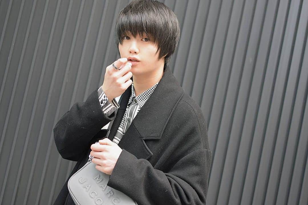 外山将平のインスタグラム：「2020年ありがとうございました！ 2021年も宜しくお願い致します！！  #作品撮り #goodmorning  photo by:key #photooftheday#camera#portrait#model#外山将平#役者#俳優#今日の外山#ootd#Nikon#美肌#一重 #写真#撮影#カメラ#ポートレート#ファインダー越しの私の世界#カメラ好きな人と繋がりたい#筋トレ#作品撮り#黒髪#メガネ男子#ブラックコーデ#冬#winter#fashion#instagood#大晦日」