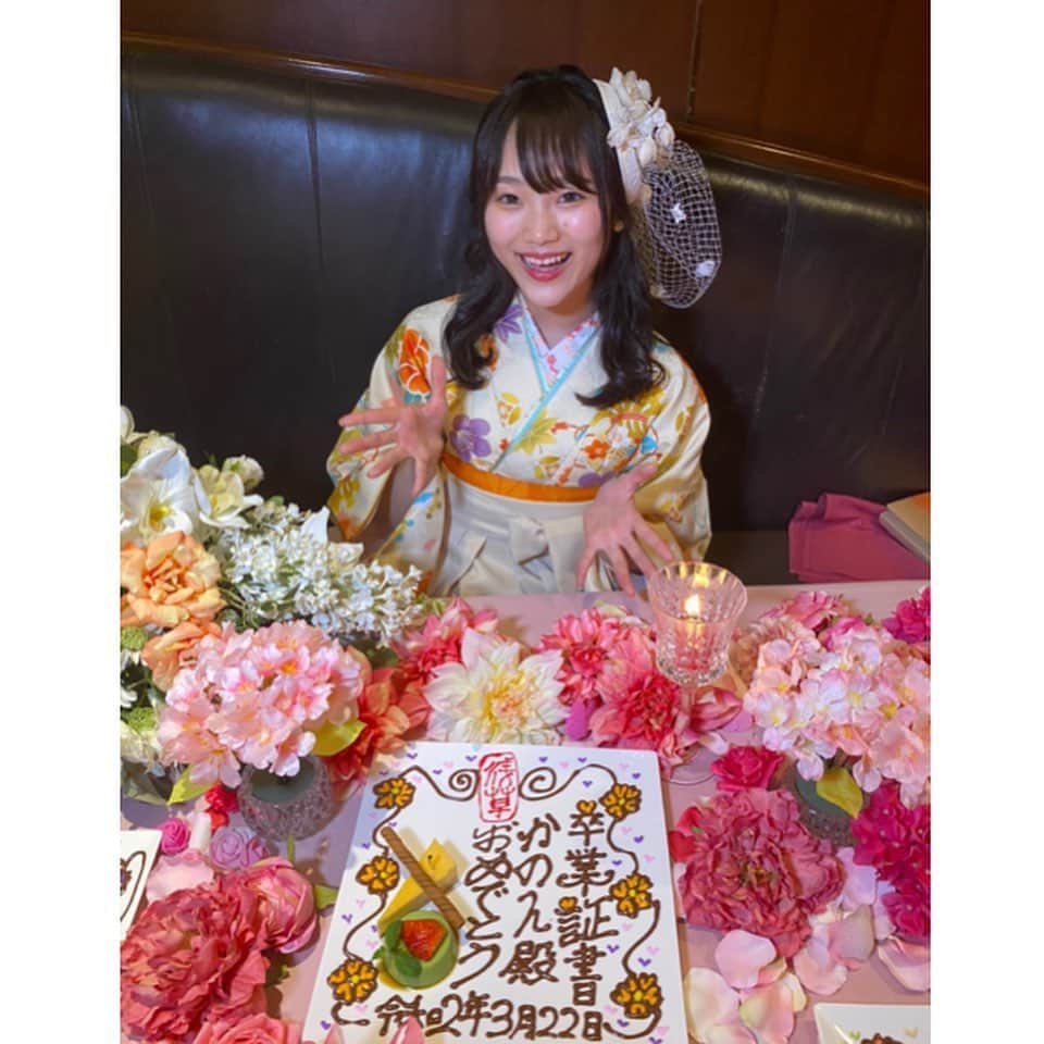 石川花音さんのインスタグラム写真 - (石川花音Instagram)「・﻿ 「2020年、振り返ってみた」﻿ ﻿ 1枚目_ 9期生が今日でお披露目からちょうど2年✌️﻿ ﻿ 2枚目_ 静岡エコパアリーナの中心でフラフープを回す﻿ ﻿ 3枚目_  リクエストアワー2020で9期生の曲「滑り台から」がランクイン🏆﻿ ﻿ 4枚目_ ゼロポジ生討論会﻿ ﻿ 5枚目_ 大学卒業🎓﻿ ﻿ 6枚目_ 一日警察官👮‍♀️﻿ ﻿ 7,8枚目_ 孤独なバレリーナでプリマドンナ🩰﻿ ﻿ 9枚目_ 昇格﻿ ﻿ 10枚目_ チームE﻿ ﻿ ﻿ この写真の他にも、公演の人数が6人や8人に変更されたり、横浜アリーナのステージが中止になったり、握手会がオンラインに変更されたり、今までの当たり前が大きく変わった年でもありました。﻿ ﻿ SNS開設したのも今年でしたね...☺️﻿ ほぼ家にいた気がしてた1年だけど、振り返るとこんなにもいろいろあったんだなぁ！(遠い昔に感じる)﻿ ﻿ 来年もよろしくお願いします🐮💗﻿ ﻿ #2020年 #2020年振り返り #アイドル #SKE48」12月31日 10時37分 - kyanonty1219