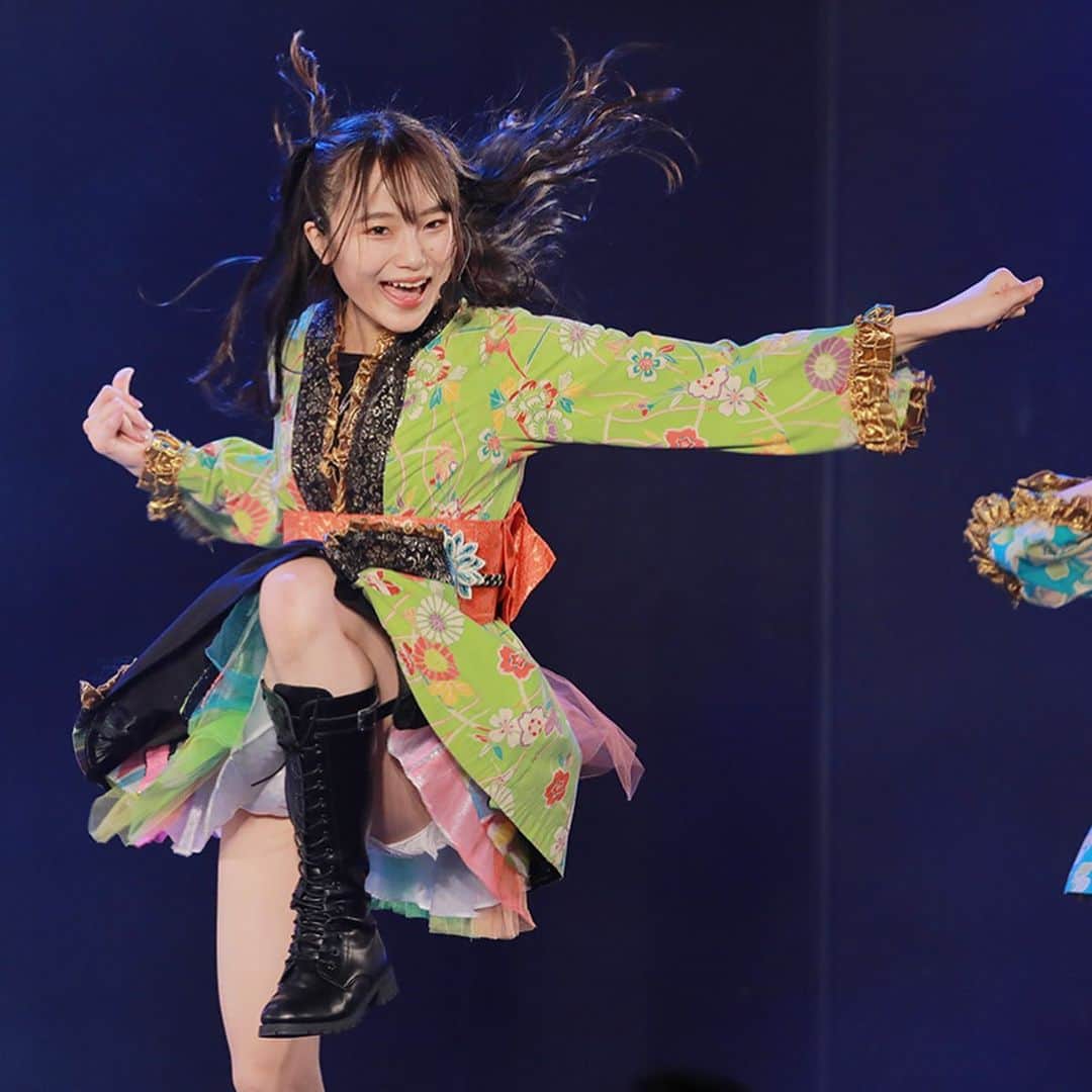 石川花音さんのインスタグラム写真 - (石川花音Instagram)「・﻿ 「2020年、振り返ってみた」﻿ ﻿ 1枚目_ 9期生が今日でお披露目からちょうど2年✌️﻿ ﻿ 2枚目_ 静岡エコパアリーナの中心でフラフープを回す﻿ ﻿ 3枚目_  リクエストアワー2020で9期生の曲「滑り台から」がランクイン🏆﻿ ﻿ 4枚目_ ゼロポジ生討論会﻿ ﻿ 5枚目_ 大学卒業🎓﻿ ﻿ 6枚目_ 一日警察官👮‍♀️﻿ ﻿ 7,8枚目_ 孤独なバレリーナでプリマドンナ🩰﻿ ﻿ 9枚目_ 昇格﻿ ﻿ 10枚目_ チームE﻿ ﻿ ﻿ この写真の他にも、公演の人数が6人や8人に変更されたり、横浜アリーナのステージが中止になったり、握手会がオンラインに変更されたり、今までの当たり前が大きく変わった年でもありました。﻿ ﻿ SNS開設したのも今年でしたね...☺️﻿ ほぼ家にいた気がしてた1年だけど、振り返るとこんなにもいろいろあったんだなぁ！(遠い昔に感じる)﻿ ﻿ 来年もよろしくお願いします🐮💗﻿ ﻿ #2020年 #2020年振り返り #アイドル #SKE48」12月31日 10時37分 - kyanonty1219