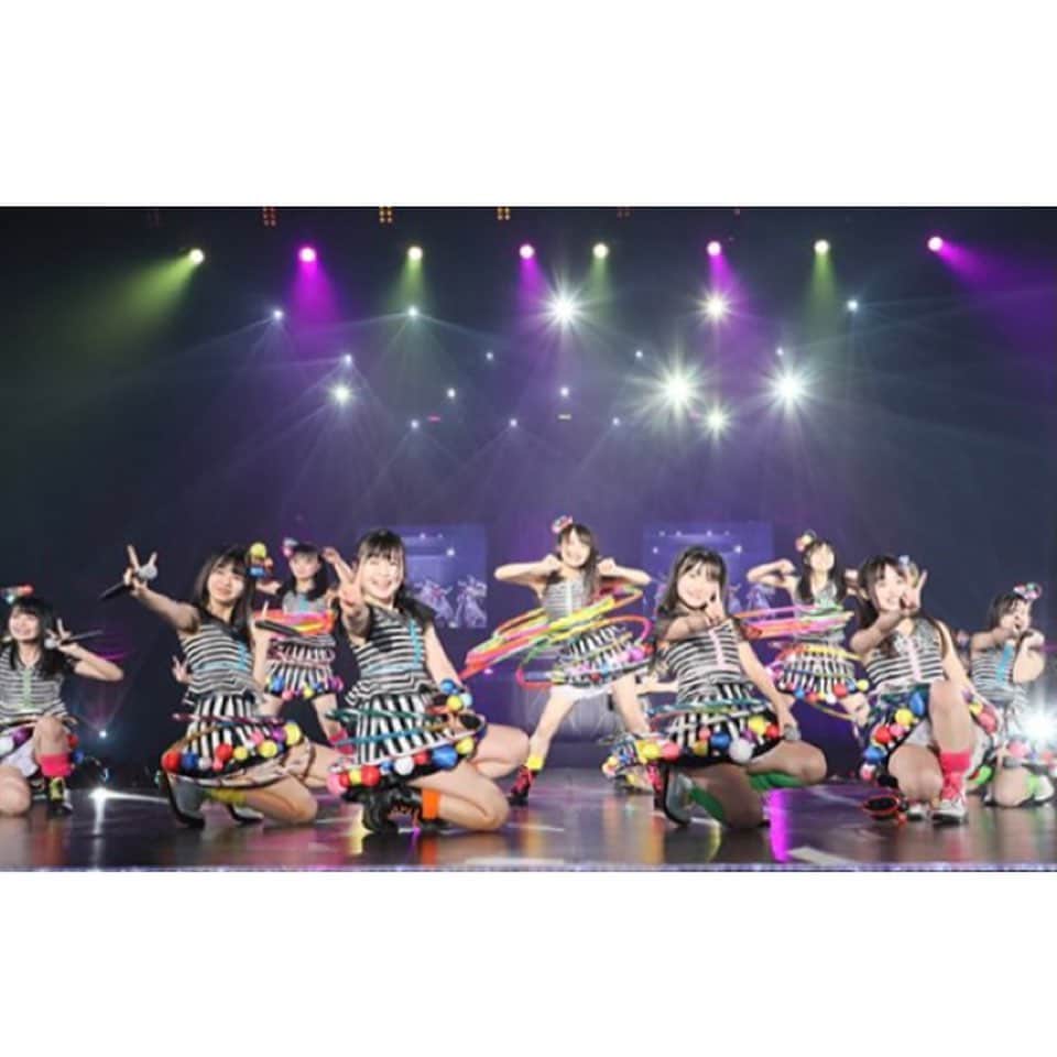 石川花音さんのインスタグラム写真 - (石川花音Instagram)「・﻿ 「2020年、振り返ってみた」﻿ ﻿ 1枚目_ 9期生が今日でお披露目からちょうど2年✌️﻿ ﻿ 2枚目_ 静岡エコパアリーナの中心でフラフープを回す﻿ ﻿ 3枚目_  リクエストアワー2020で9期生の曲「滑り台から」がランクイン🏆﻿ ﻿ 4枚目_ ゼロポジ生討論会﻿ ﻿ 5枚目_ 大学卒業🎓﻿ ﻿ 6枚目_ 一日警察官👮‍♀️﻿ ﻿ 7,8枚目_ 孤独なバレリーナでプリマドンナ🩰﻿ ﻿ 9枚目_ 昇格﻿ ﻿ 10枚目_ チームE﻿ ﻿ ﻿ この写真の他にも、公演の人数が6人や8人に変更されたり、横浜アリーナのステージが中止になったり、握手会がオンラインに変更されたり、今までの当たり前が大きく変わった年でもありました。﻿ ﻿ SNS開設したのも今年でしたね...☺️﻿ ほぼ家にいた気がしてた1年だけど、振り返るとこんなにもいろいろあったんだなぁ！(遠い昔に感じる)﻿ ﻿ 来年もよろしくお願いします🐮💗﻿ ﻿ #2020年 #2020年振り返り #アイドル #SKE48」12月31日 10時37分 - kyanonty1219