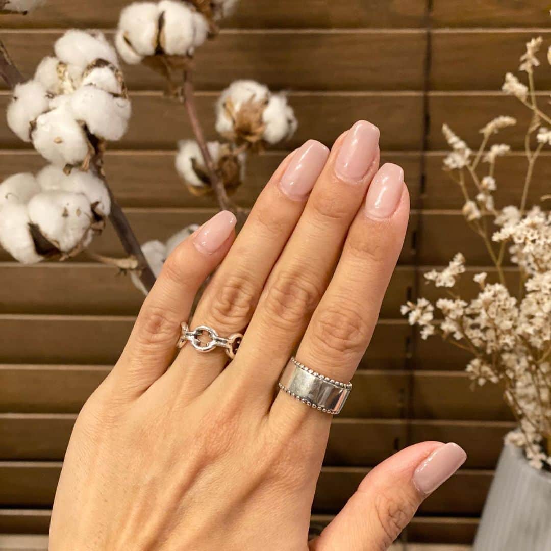 黒宮ニイナのインスタグラム：「今年最後のネイルはシンプルにカラーグラデーション💅 もう5年くらい通っている @io_nail の 韓国大好き @hama_ionail ちゃん納め💕　 クリスマスの前に行ったからもう1週間くらい経っていますが、手が火傷や乾燥で切れたりしてて可哀想だったからやっと写真撮った🥺  久しぶりに形をスクエアにしたら自分の手じゃないみたいに綺麗に見える✨ 乾燥で手のシワが増える原因になるので毎日ハンドクリームとオイルで必死にケアしてます💦 手は年齢を表すって言われているのでお皿洗いのときはハンドクリームを塗ってからゴム手袋をするとお湯で自然と温められて保湿力アップするから実践してます😁  今日は朝から普段のお掃除に加え、外窓拭きして、年越し蕎麦の準備して紅白みながらゴロゴロおうちでゆっくり過ごします🐷🍥 皆さまも良いお年をお迎えください🎍🙏  #nail #ネイル #グラデーションネイル #ピンクネイル #ママネイル #2児ママ #2人育児 #ママライフ #mama #mamalife」