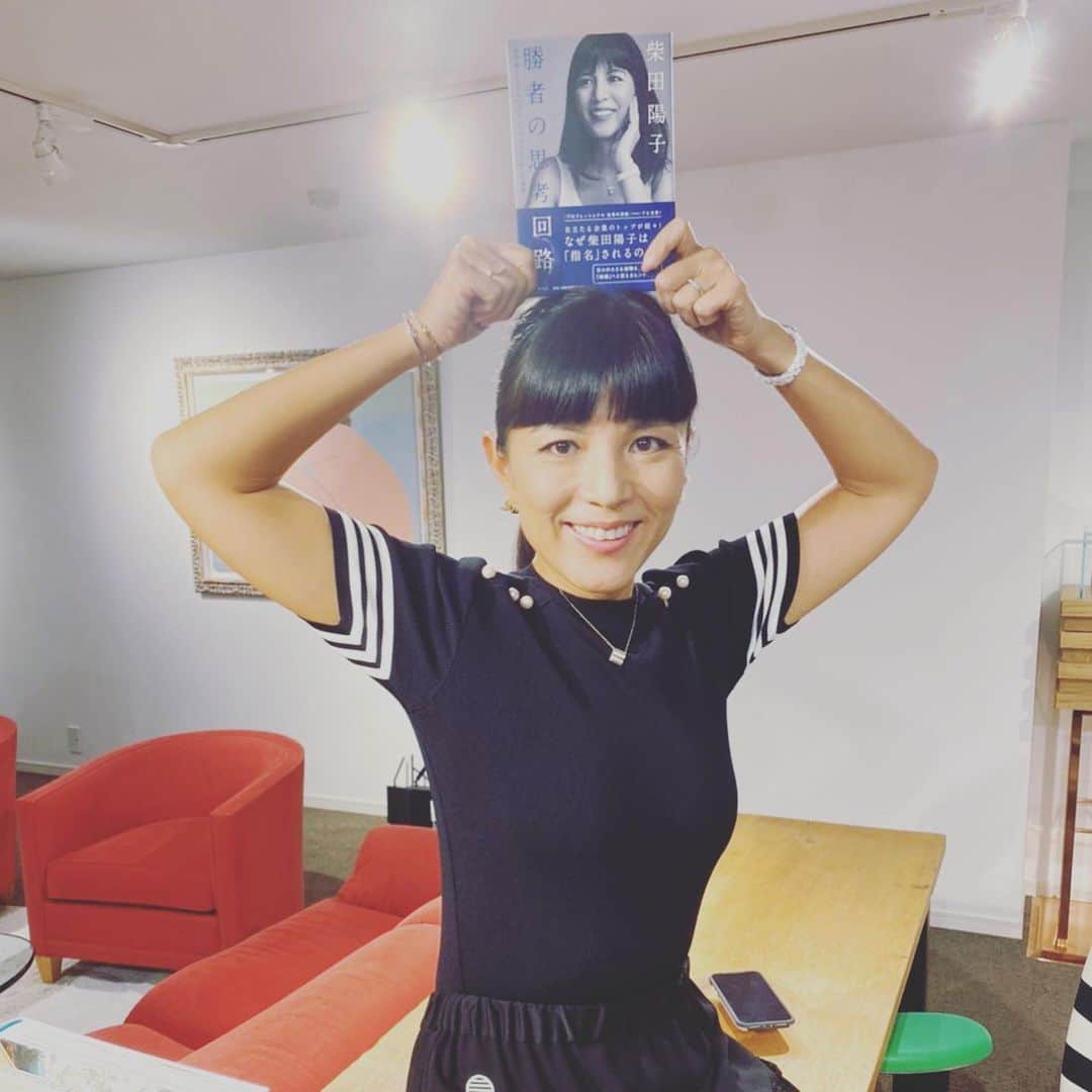 ボーダーズ アット バルコニーのインスタグラム：「🥂１年の最後の日に🥂  振り返ってみると、2020は、オリンピックもなかったけれど、海外にはぜんぜん行けなかったけれど、私の人生にとって、なくてはならない大切な１年になったような気がしています。  写真は私の中で印象深いベスト10を選びました。結局いつも全力投球笑。  ⚫︎勝者の思考回路という本を出させていただきました。沢山の方に読んでいただき、２年前のプロフェッショナルの時と同様に、私のしてきたことは、若い方や、お仕事や人生を前に進めたいと思っている方々にとって刺激になったり、学びになったり、勇気になるのかなと、嬉しかったです。  ⚫︎なかへとゆみちゃんとインスタライブを始めたり、シバジムの社内勉強会「勝者の思考回路塾」を始めました。ライブではたくさんの皆様に見ていただいて、悩み相談に乗ったり、優しいコメントをいただけで嬉しかったり、社内塾では、みんながシバジムや仕事、ブランディングについての理解を深めることができて実りがありました。  ⚫︎ボーダーズでは、よりものづくりに時間と気持ちを使いました。デザイン、生地選び、撮影、SNS、、。小さなチームですが、目標と心をひとつにしチャレンジすれば、どんな状況でも成長できることを学び、自信になりました。  ⚫︎新しいオイルのブランドの準備に、会社を作ったりものを作ったり、、。常に未知への挑戦をし、得るものかたくさんあることを知りました。同じようにチャレンジする友達からはたくさんの刺激をもらいました。  ⚫︎シバジムの自主イベント、listen to her もこれからの私たちにとって、大きな出来事だったと思います。1日缶詰の学びの会に、沢山の方に興味を持っていただけたこと、アンケートではほとんどの方がまた参加したいと答えてくださったこと、登壇してくれた仲間たちからも楽しかった、よい経験になったと言ってもらえたこと。シバジムの次に繋がる夢が膨らみました。  ⚫︎何はともあれ、大切な社員と家族（この写真はパパがいませんが！笑）の存在が全ての発想、悩み、決断、挑戦の源だと感じています。信じてついてきてくれる社員がいる限り、未来ある子供がいる限り、私は頑張ります‼️💪💪  そんなわけで、来年は今年考えたことをもっとわかりやすい形で実行していきたいと思っています。3月にコロナになってすぐに事務所の部屋をひとつ解約しましたが、今月かはまた新しいオフィスを探しています！笑 年明けには、さらに社員や仲間の募集をやりたいと思っています（インスタライブで事業説明や募集を行います！）ので、楽しみにしていてくださいね。 風の時代、いきなり爽やかな風に乗って、みんなと進んでいくのが楽しみです！イメージはアラジンの空飛ぶ絨毯にみんなで乗ってるイメージです！重そっ笑😆😆」